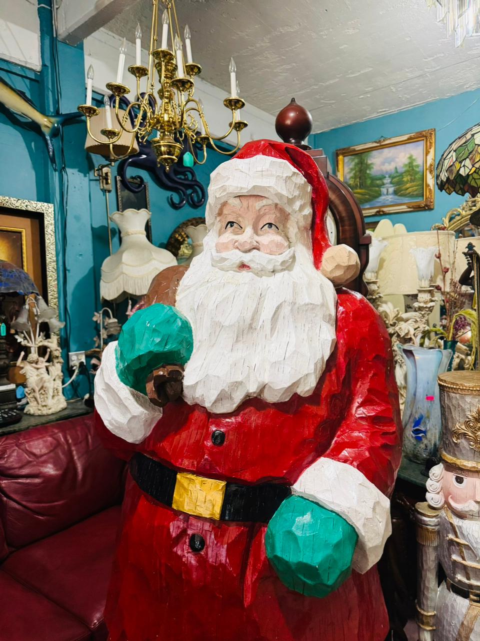 š
Santa Claus de TamaƱo Real ā EspĆritu NavideƱo en Escultura Monumental š