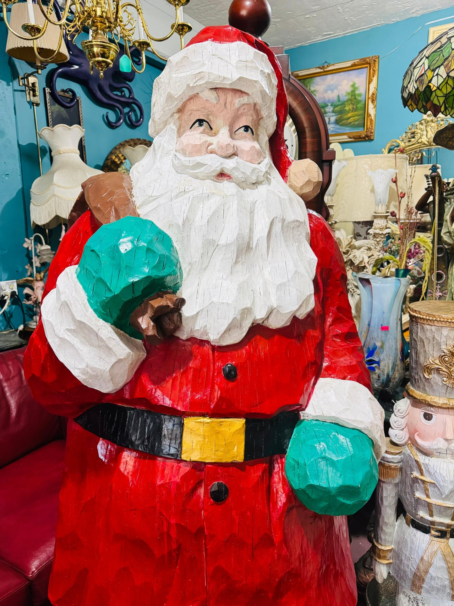 š
Santa Claus de TamaƱo Real ā EspĆritu NavideƱo en Escultura Monumental š