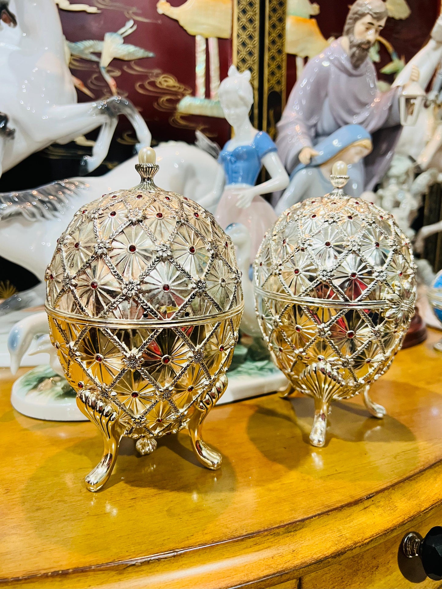 🦌 Caja de Música Wallace Vintage – Huevo Plateado con Ciervos en Movimiento (2001)