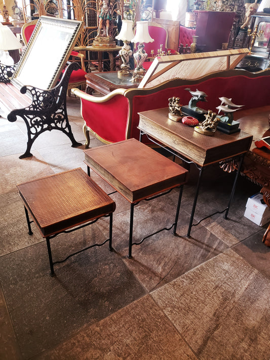 📚 Juego de Mesitas "Libros de Cuero" — Elegancia Literaria en Tres Tiempos