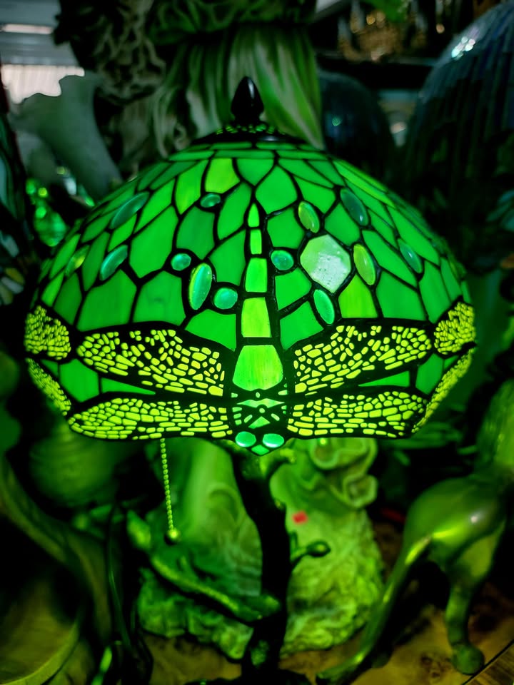 🌟 Lampara Vintage con Vitrales de Opalo, Cristal Original Tiffany con decoracion de Libelulas🌟