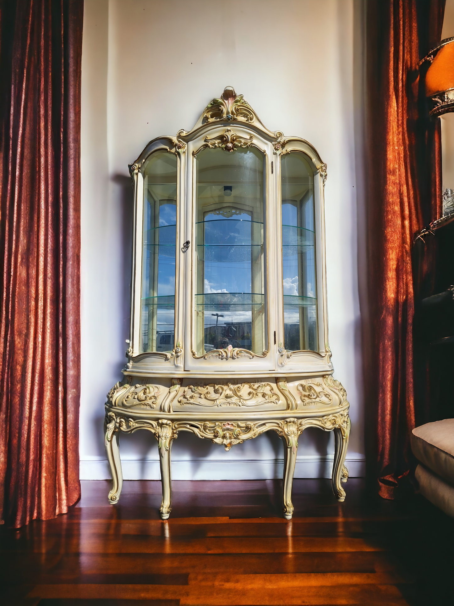 🏰🇮🇹 ¡Vitrina Italiana Rococó, Disponible en Rosarito Antiques! 🇮🇹🏰