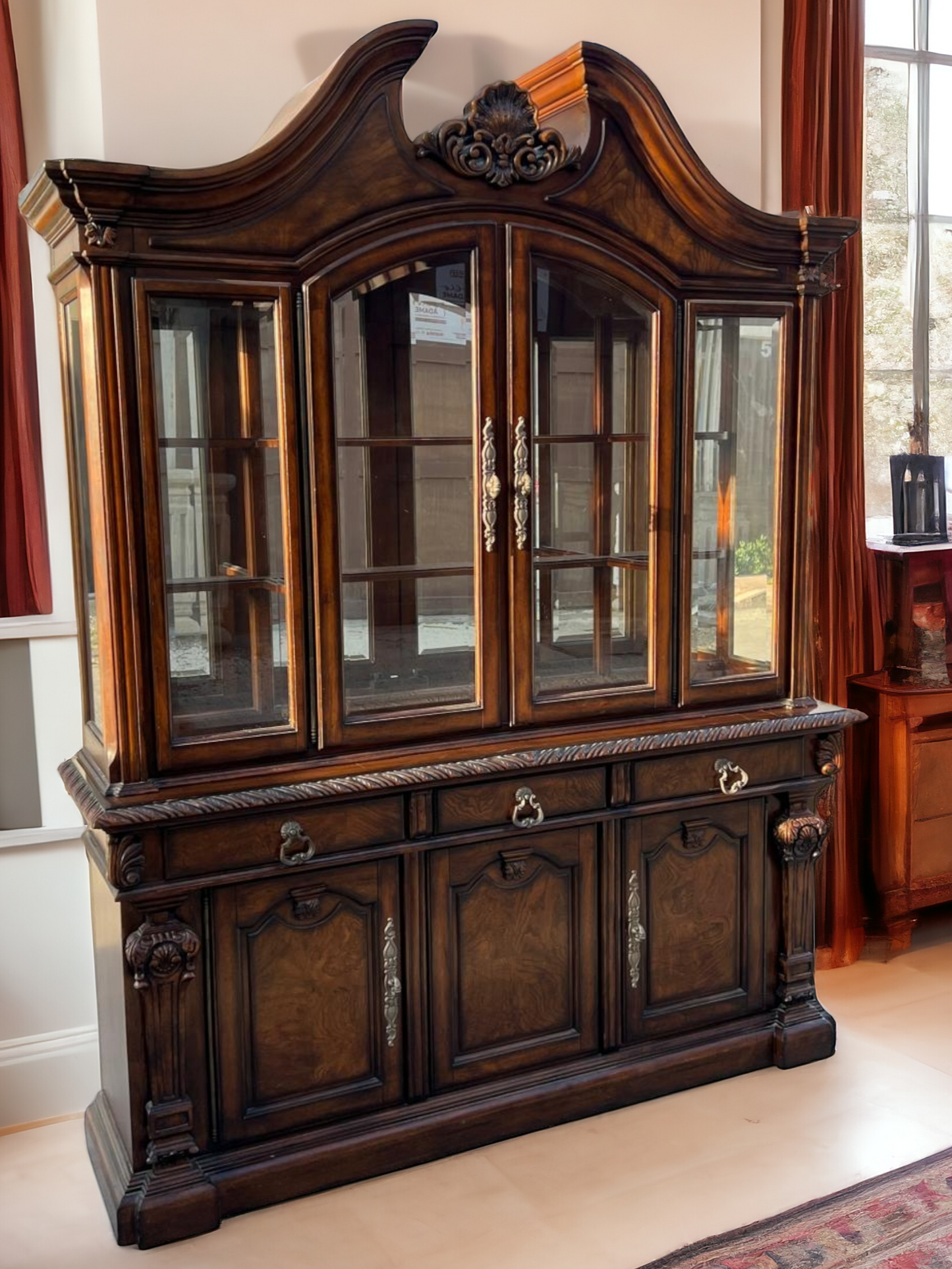 🌟 Vitrina “Casa Mollino” de Ashley Furniture – Elegancia Clásica y Funcionalidad Majestuosa 🌟