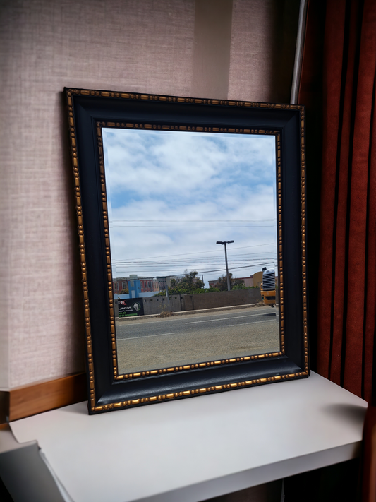 🖤 Espejo Elegante con Marco Negro y Detalles en Oro Viejo - Disponible en Rosarito Antiques 🖤