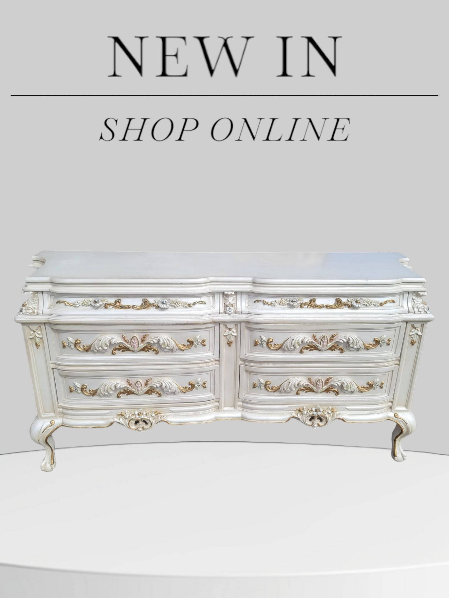 ⚜️✨Vintage Pearl Colored Chest of Drawers with Old Gold Details ✨️⚜️