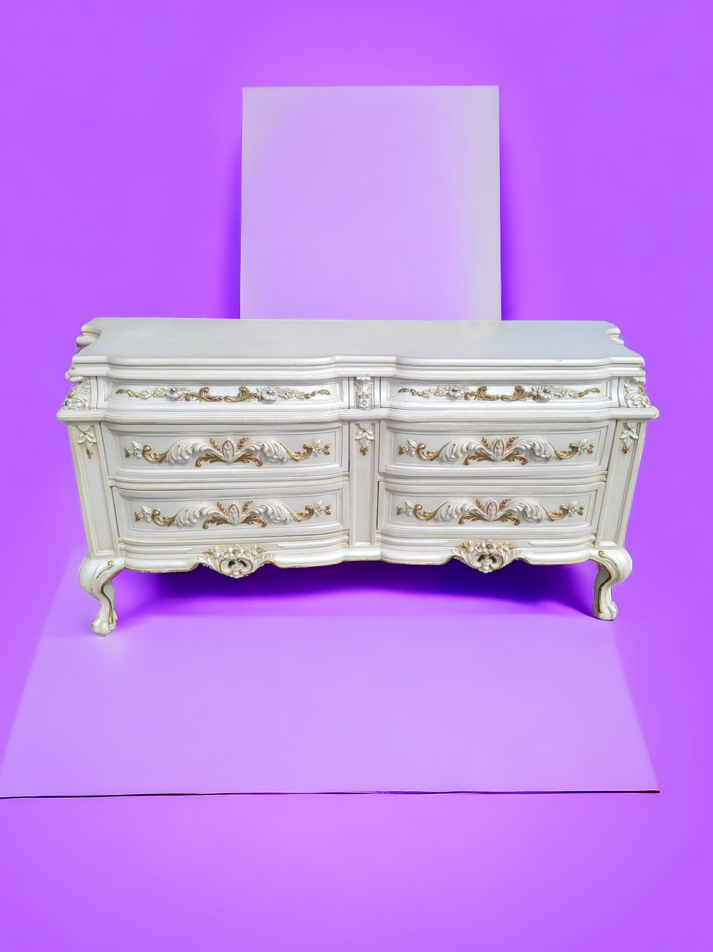 ⚜️✨Vintage Pearl Colored Chest of Drawers with Old Gold Details ✨️⚜️