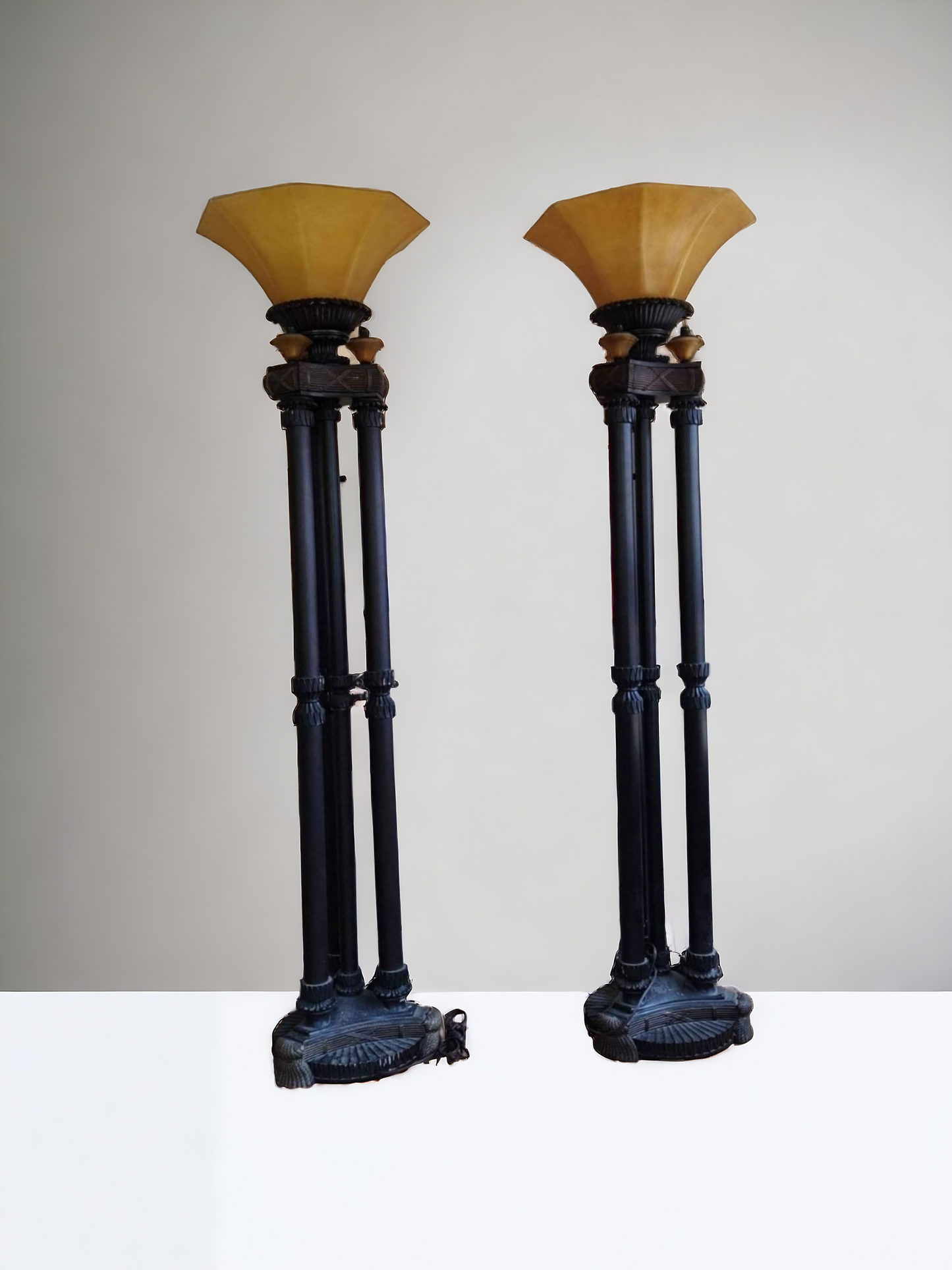 🌟 Par de Lámparas de Piso Estilo Antorcha - Elegancia Exclusiva en Rosarito Antiques 🌟