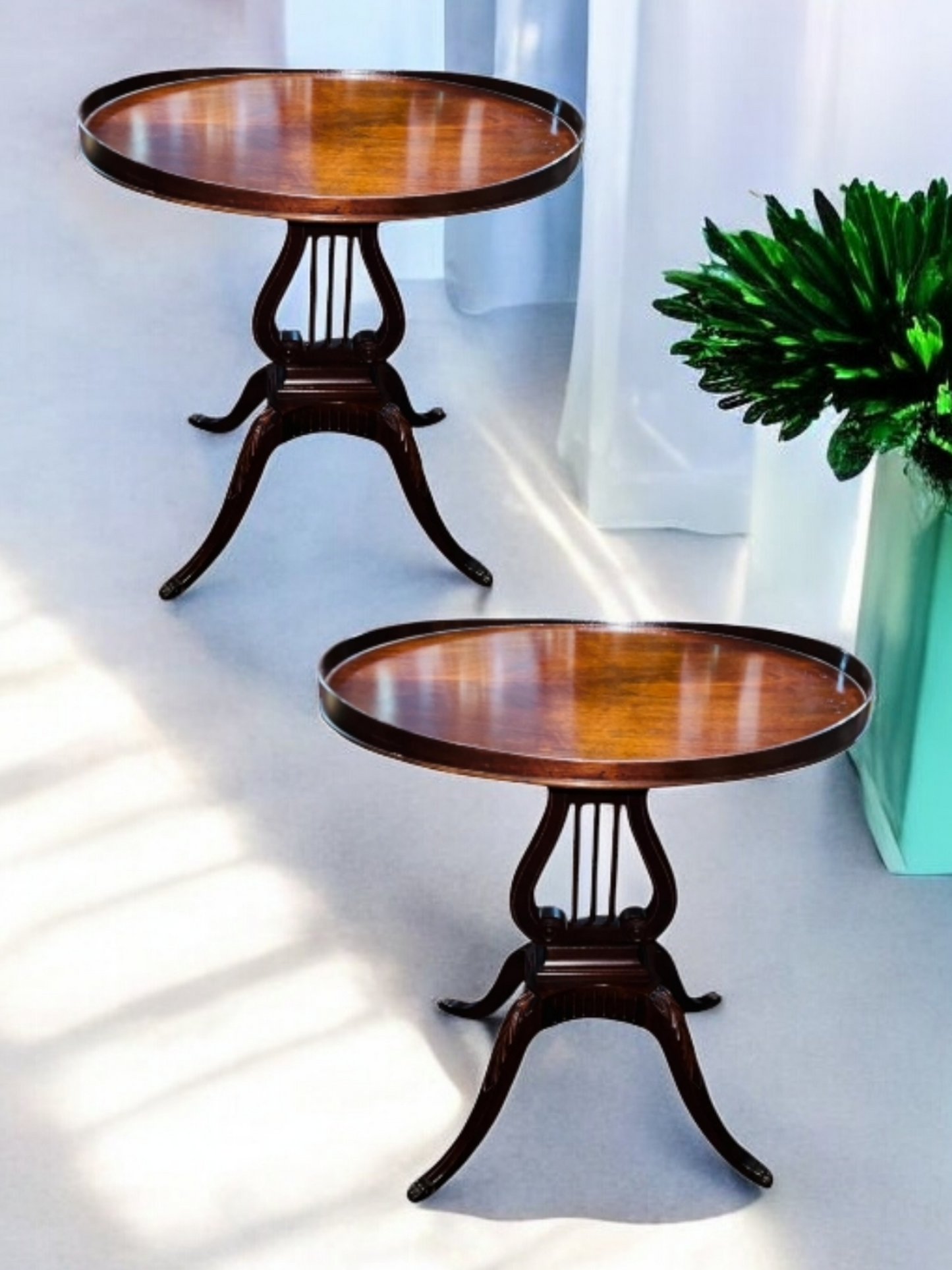 Par de Mesas Mid-Century laterales de madera con Forma de Arpa y Pies de Garra de Bronce 🪑✨