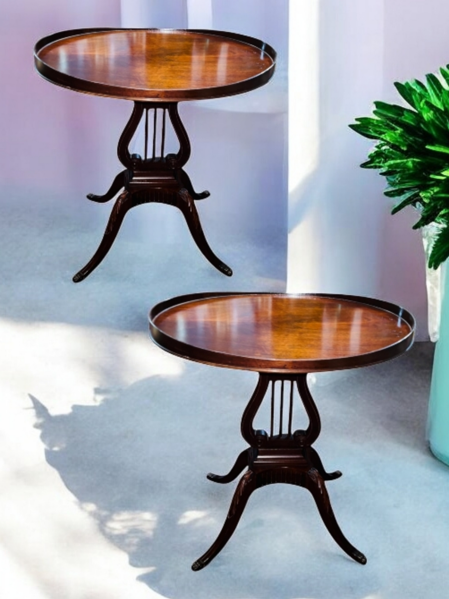 Par de Mesas Mid-Century laterales de madera con Forma de Arpa y Pies de Garra de Bronce 🪑✨