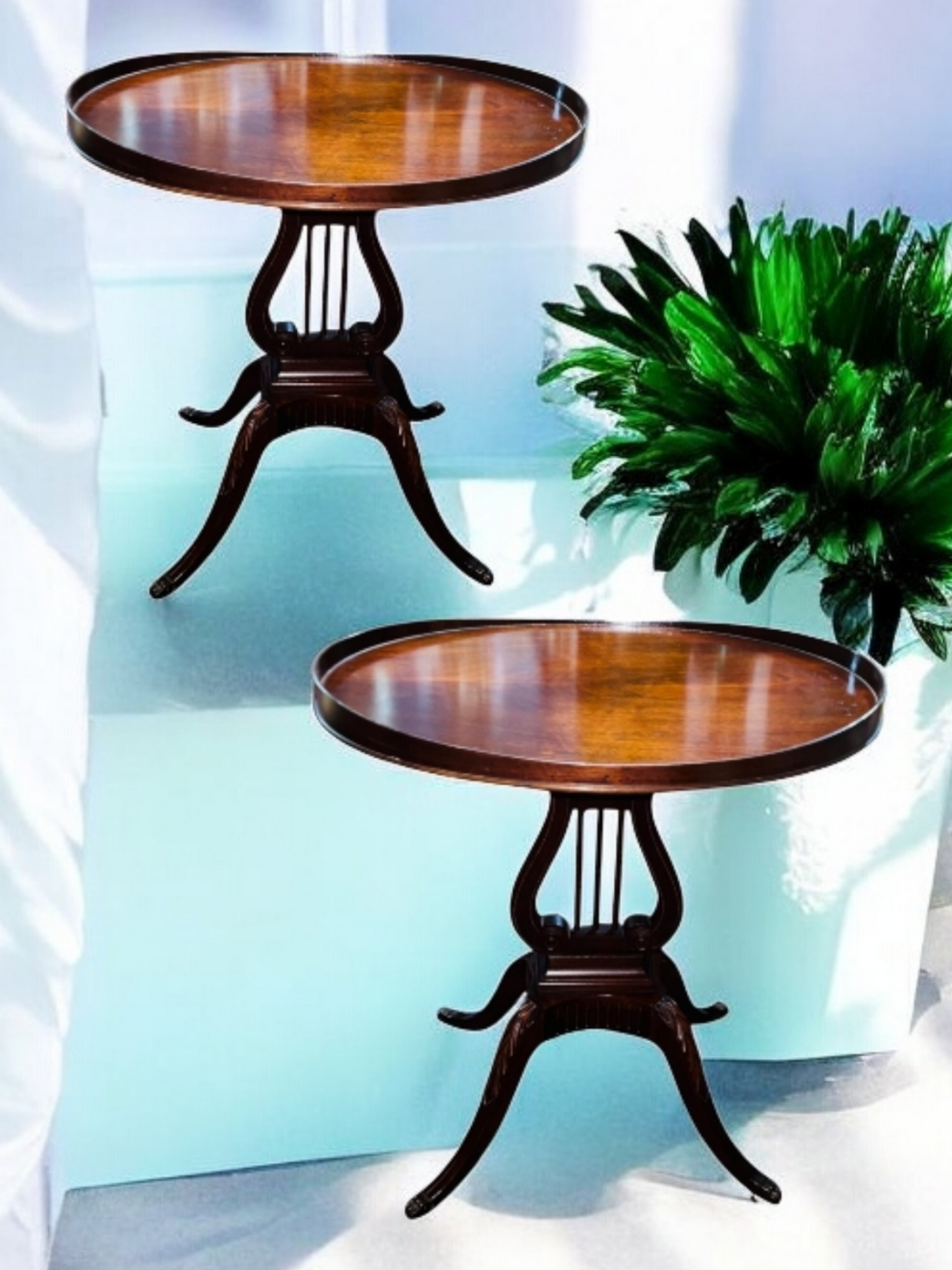 Par de Mesas Mid-Century laterales de madera con Forma de Arpa y Pies de Garra de Bronce 🪑✨
