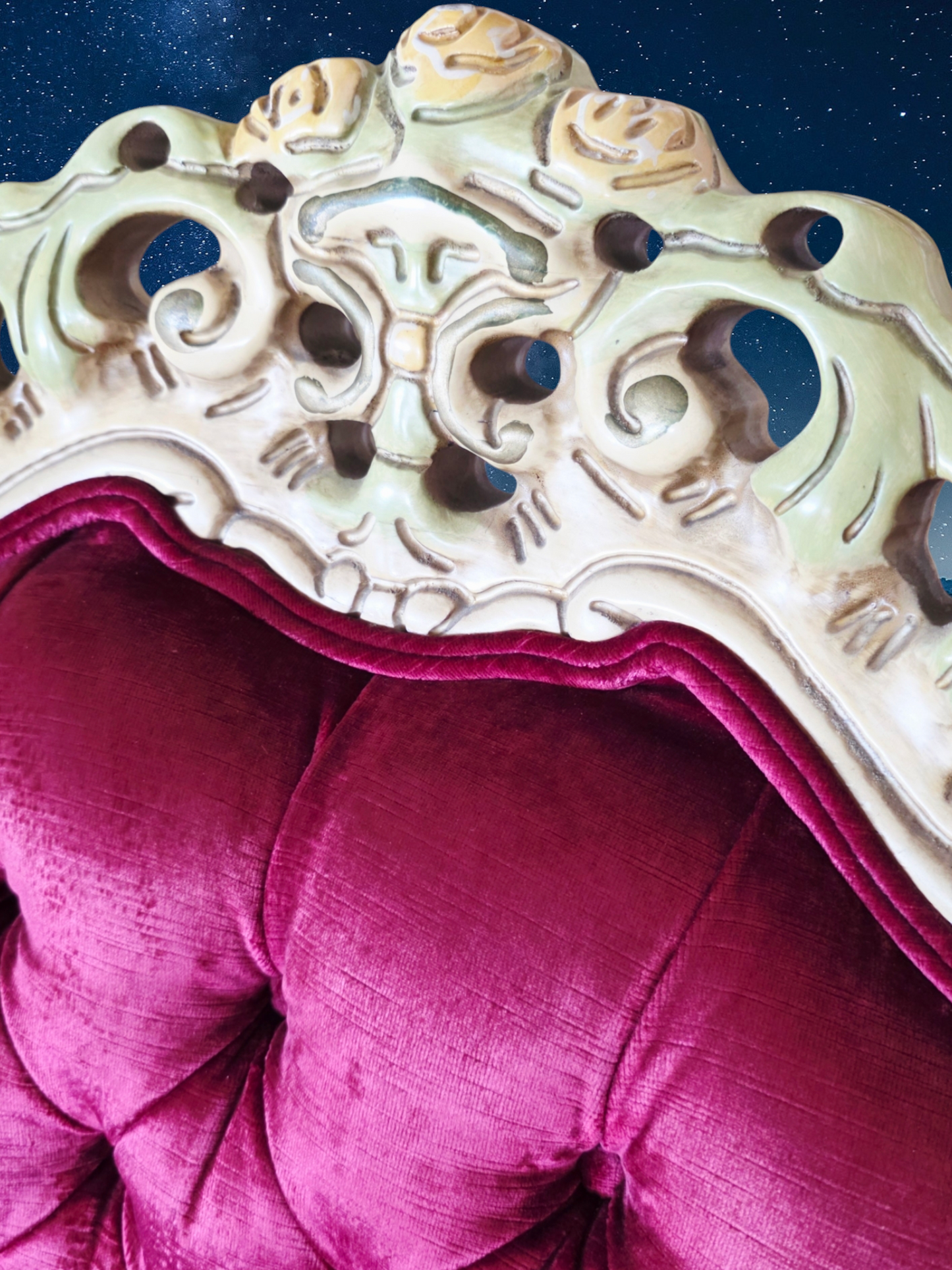 🎩 ✨ Sala de Epoca en Terciopelo Vino y Madera Tallada Color Marfil ✨🏛️