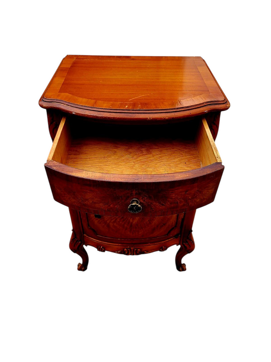 🪶 Gabinete con Chapa de Madera Flamada – Elegancia Clásica y Presencia Escénica 🪶