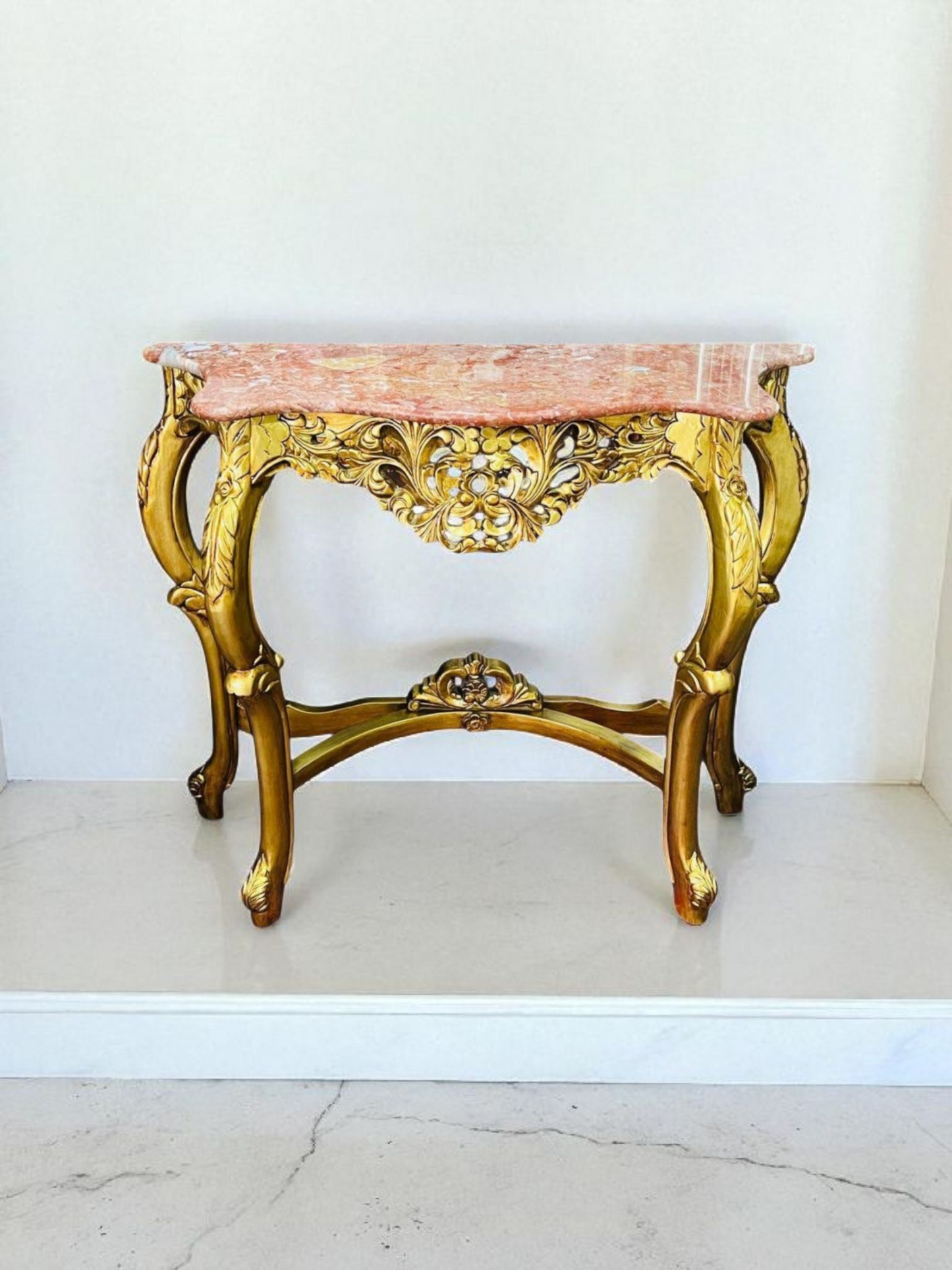 🌿✨ Mesita de mármol rosado – Estructura de madera color oro antiguo ✨🌿