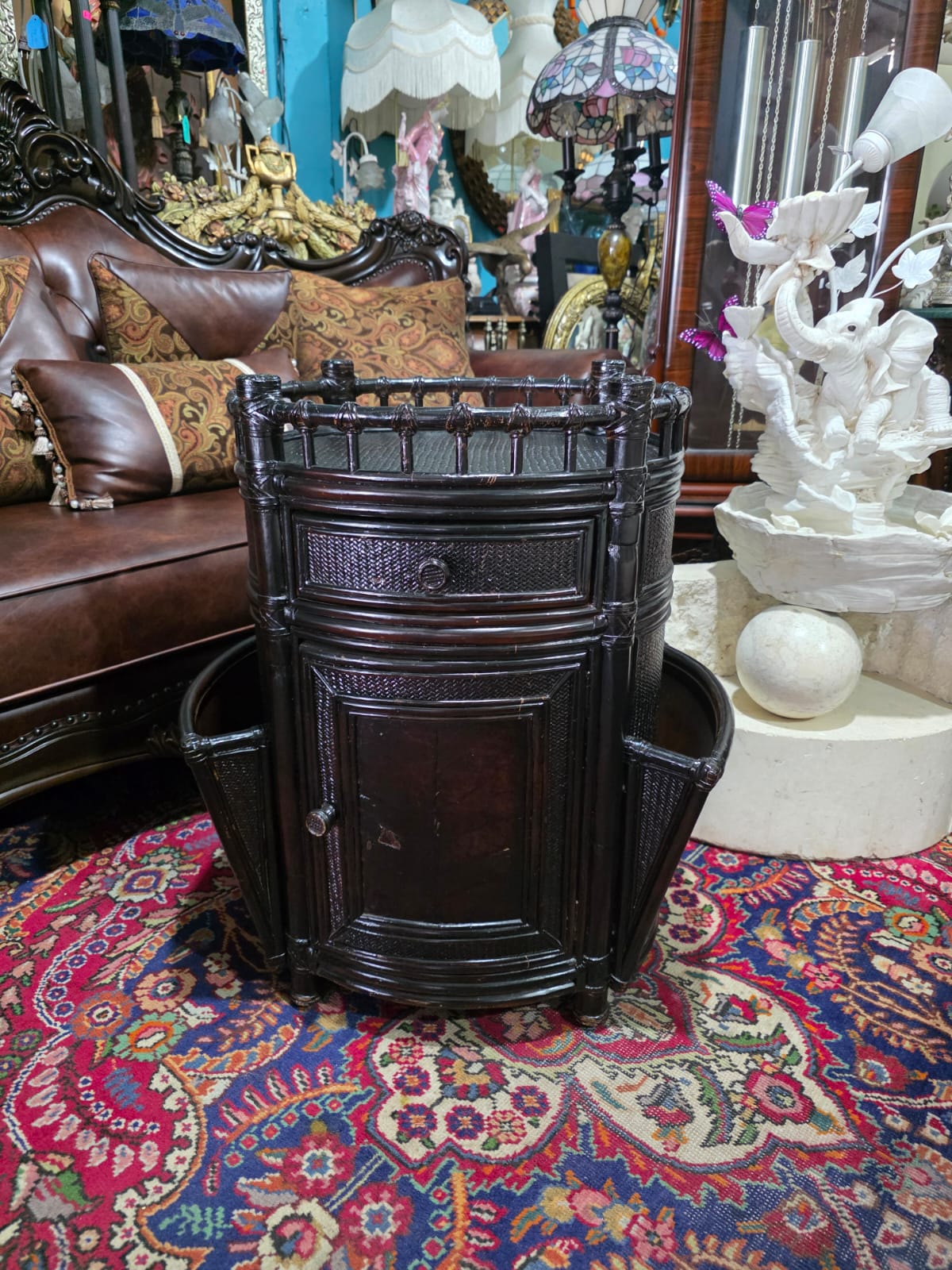 🪵✨ Revistero con Armario Lateral – Diseño Clásico de Seven Seas Hooker ✨🪵