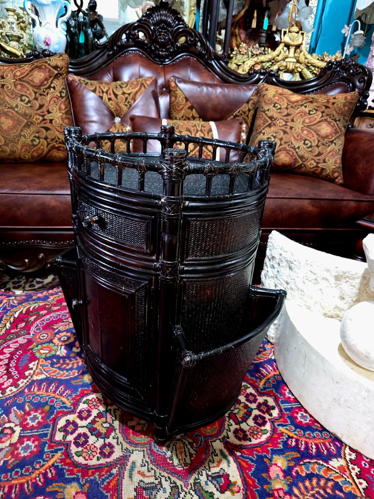 🪵✨ Revistero con Armario Lateral – Diseño Clásico de Seven Seas Hooker ✨🪵
