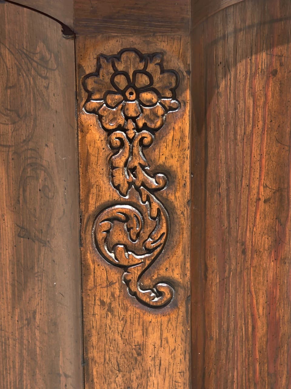 🔱🇮🇹 Comoda Italiana de Madera de Nogal – Arte y Elegancia en Cada Detalle 🇮🇹🔱