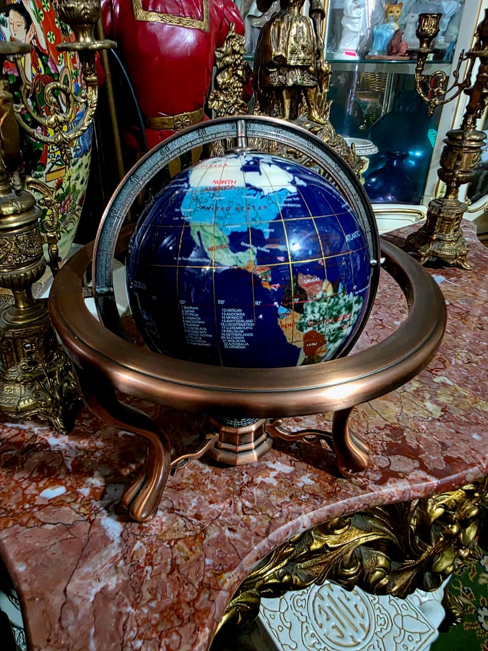 🌍 Globo Decorativo en Cobre – Elegancia Geográfica con Alma Clásica
