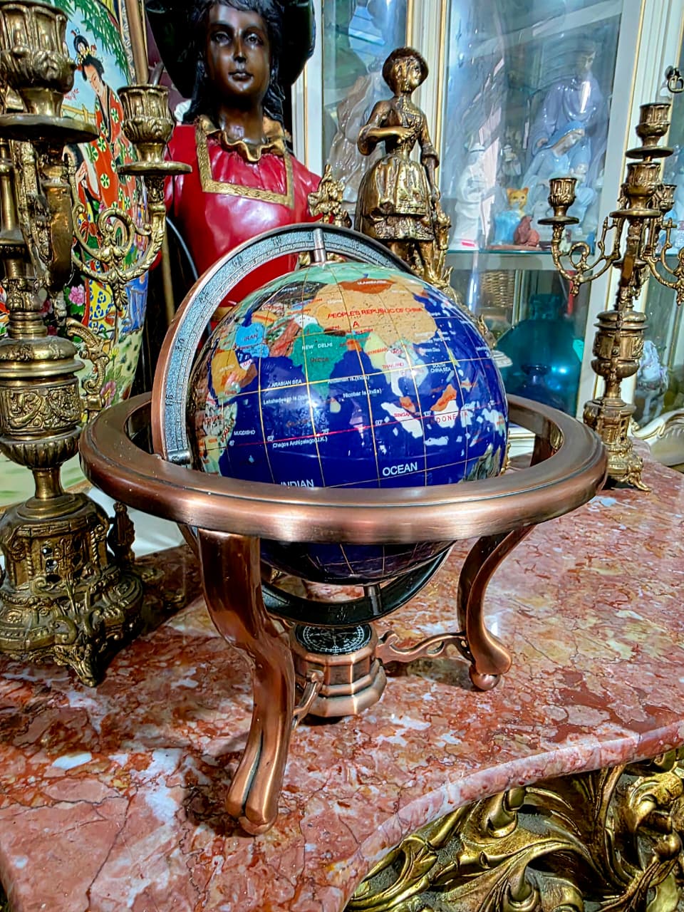 🌍 Globo Decorativo en Cobre – Elegancia Geográfica con Alma Clásica