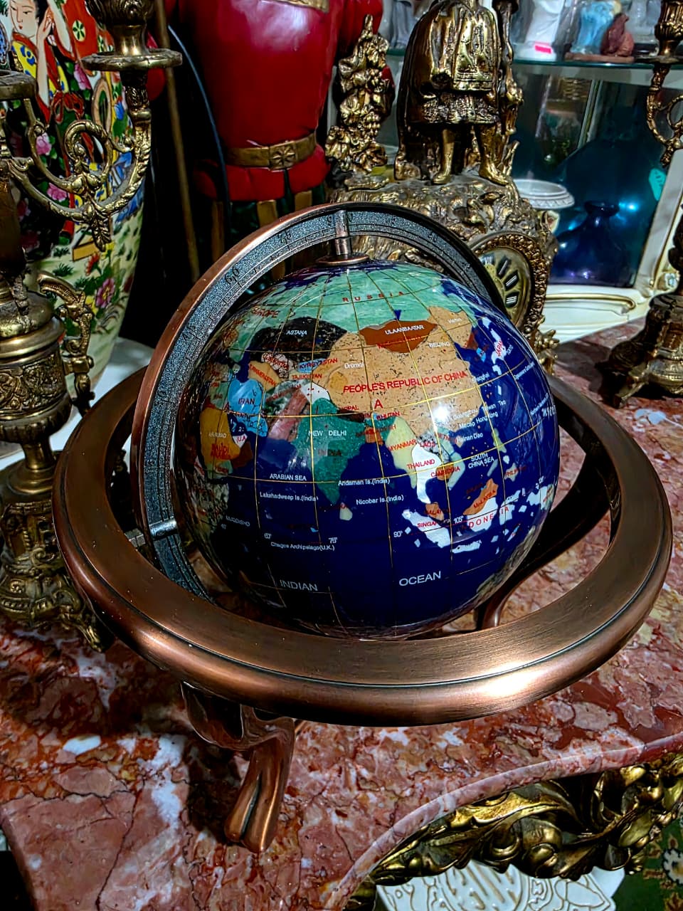 🌍 Globo Decorativo en Cobre – Elegancia Geográfica con Alma Clásica