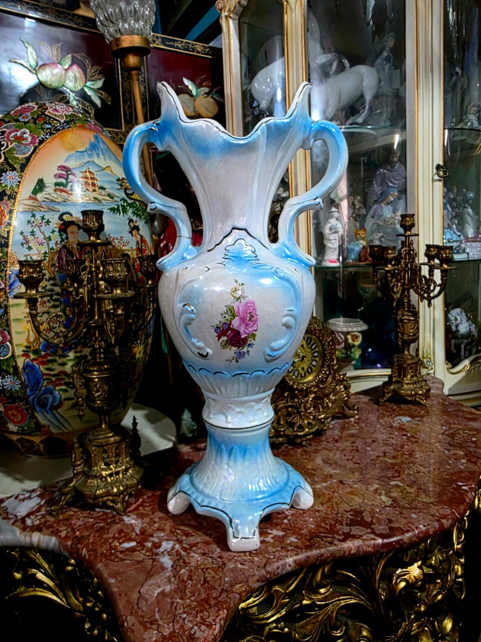 🌺🌼🏺 Jarrón de Porcelana Fina – Elegancia Clásica y Detalle Floral🏺🌼🌺