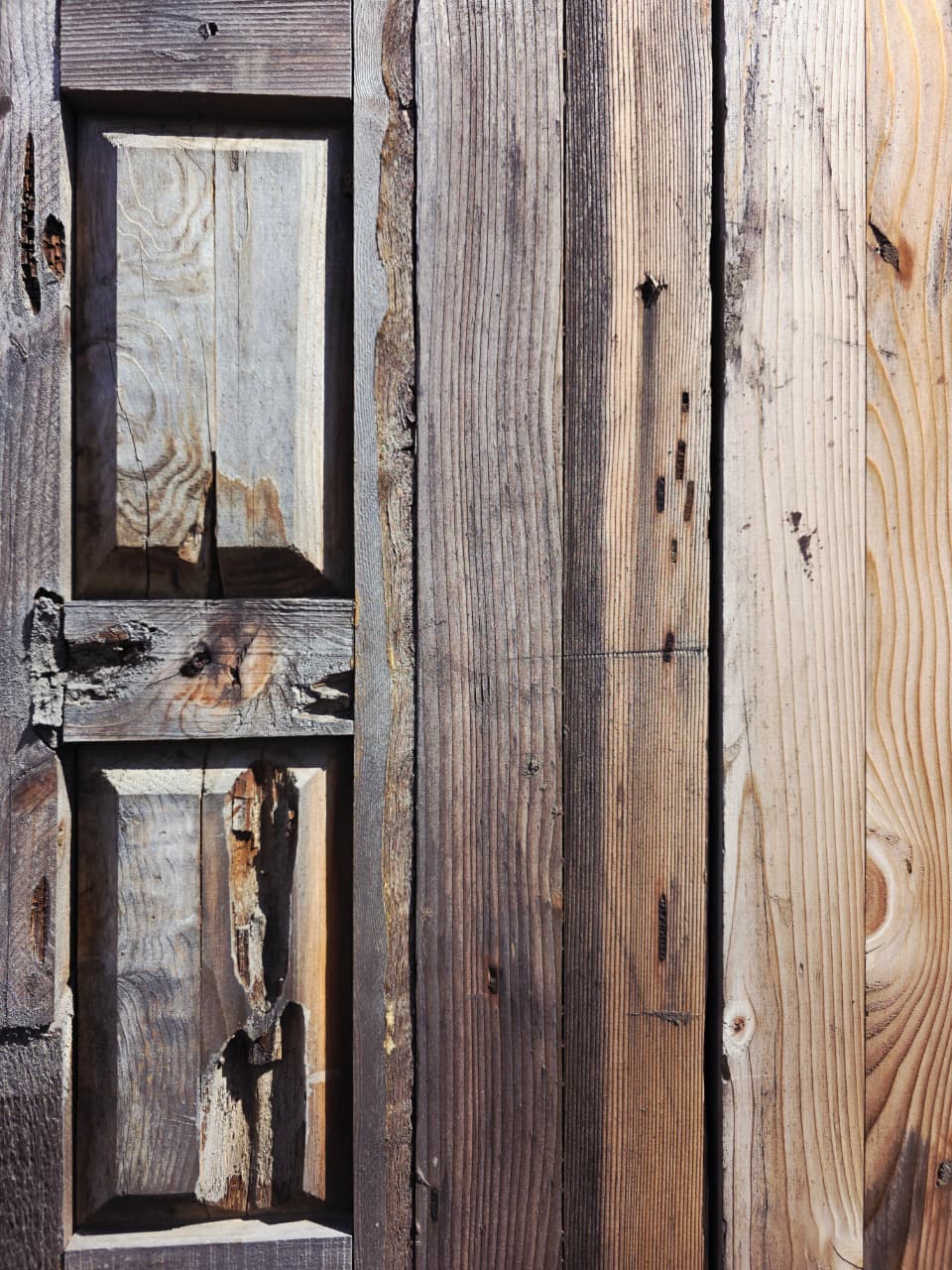 Puerta Rustica de Cedro Envejecido – Umbral de Nobleza y Permanencia
