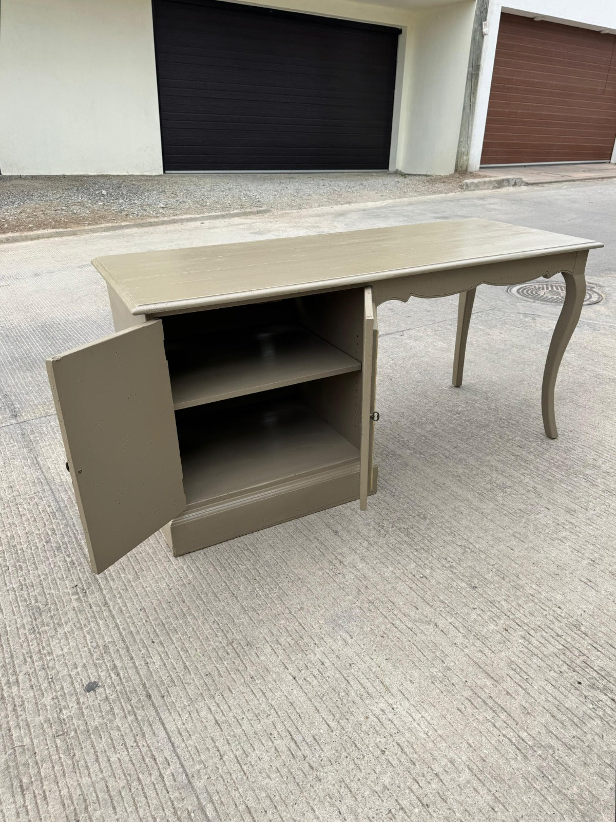Walnut Wood Desk β Olive Green Distressed Style with Golden Tones π³πͺ