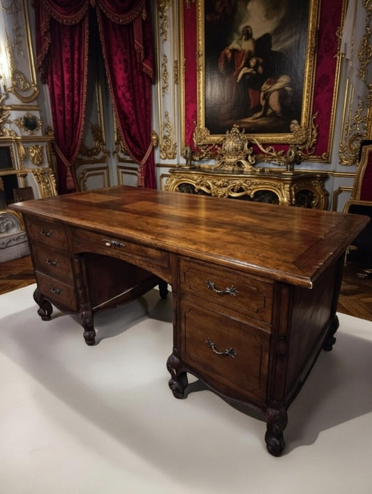 🌿🏛️ Classic Carved Wooden Desk – Timeless Elegance 🪶🕊️