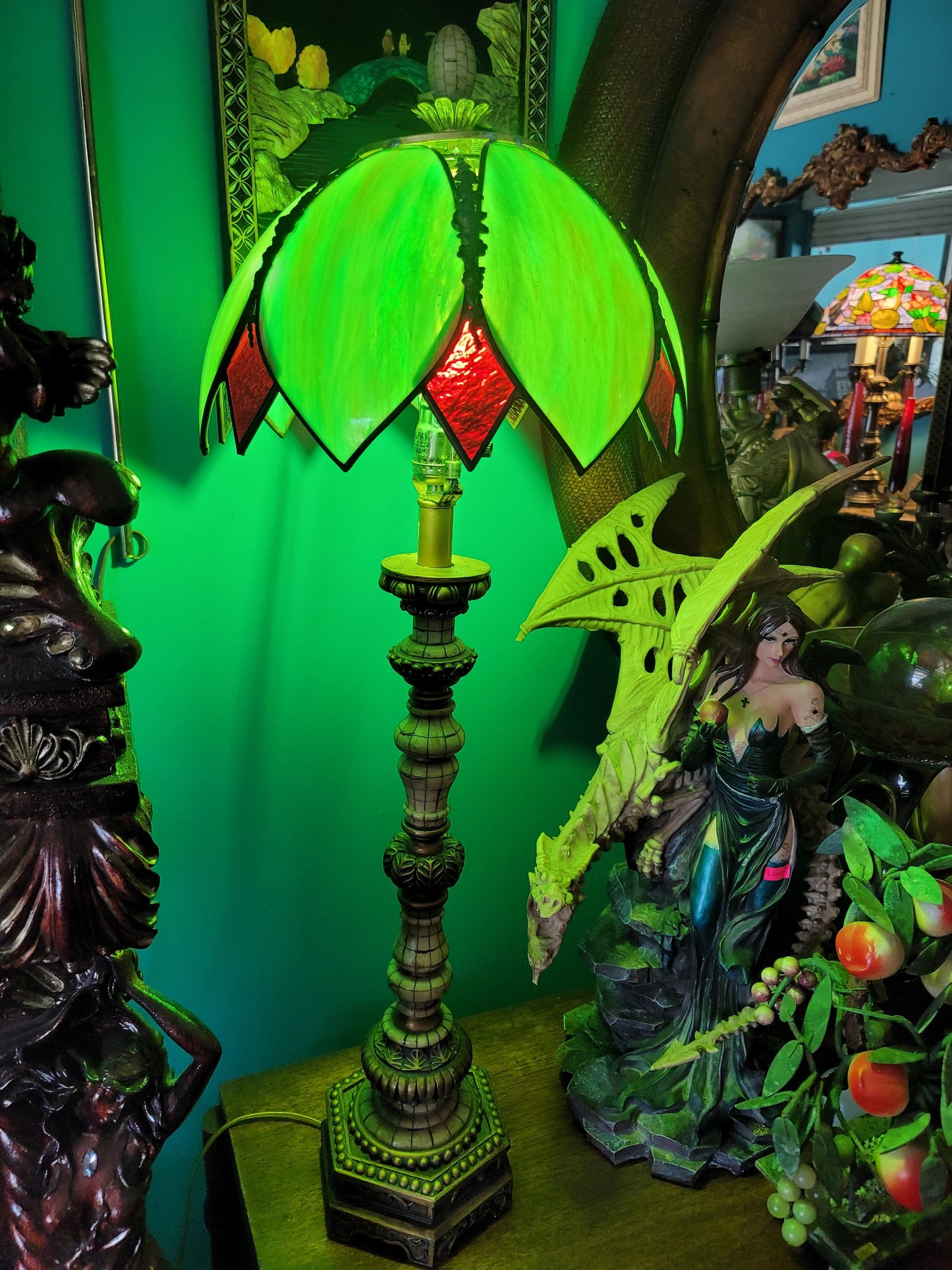 💡Lampara de Vitral con Base Alta: Arte Luminoso y Sofisticación Atemporal💡