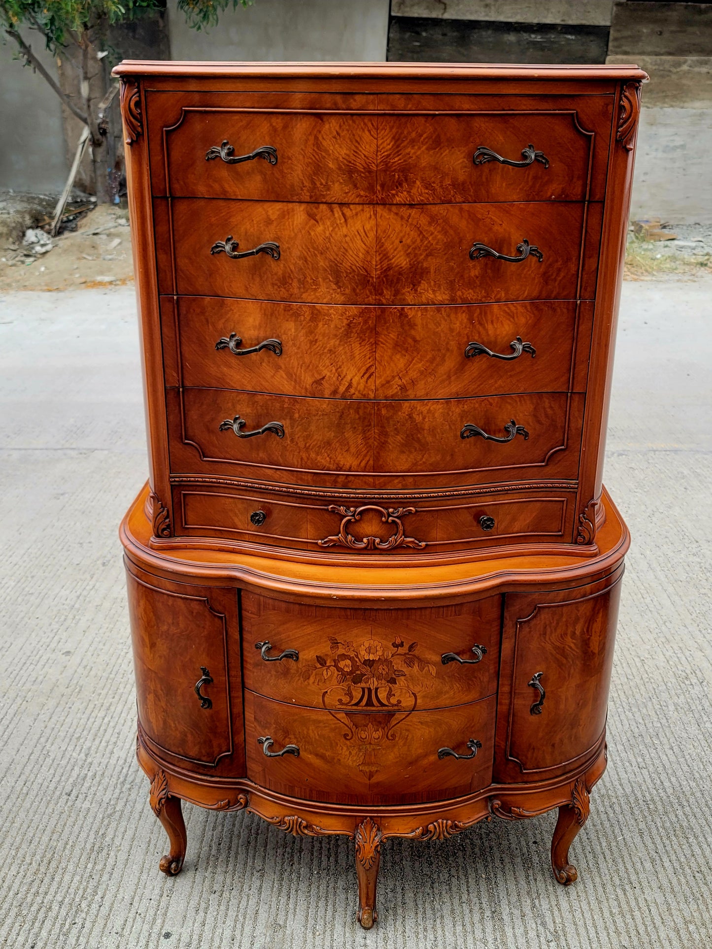 Antique Carved Dresser with Flamed Wood Veneer🍃🏺