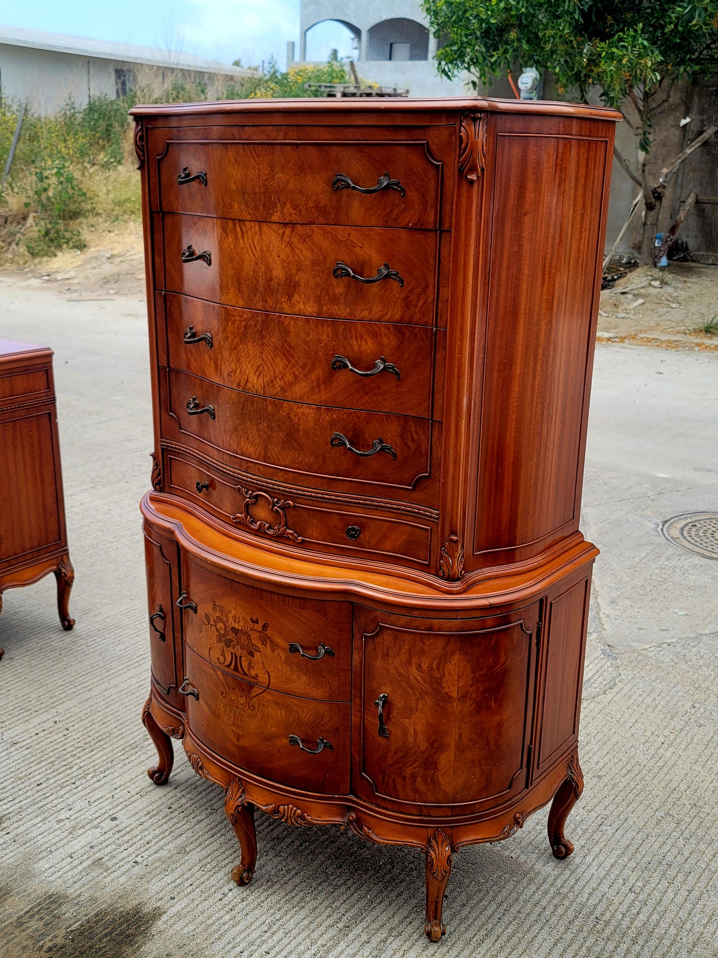 Antique Carved Dresser with Flamed Wood Veneer🍃🏺