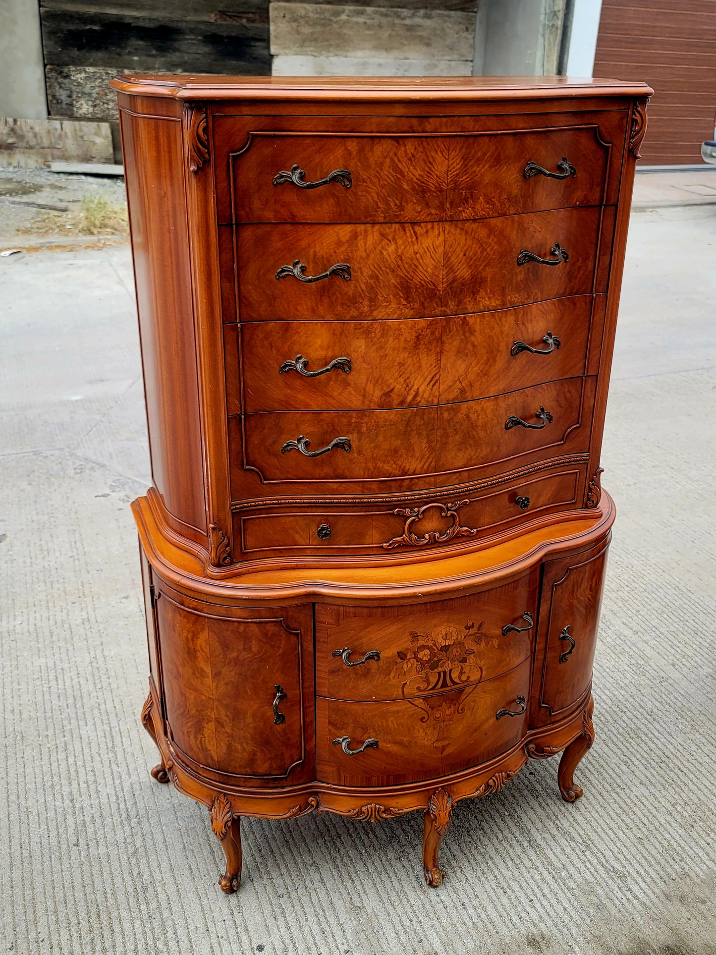 Antique Carved Dresser with Flamed Wood Veneer🍃🏺