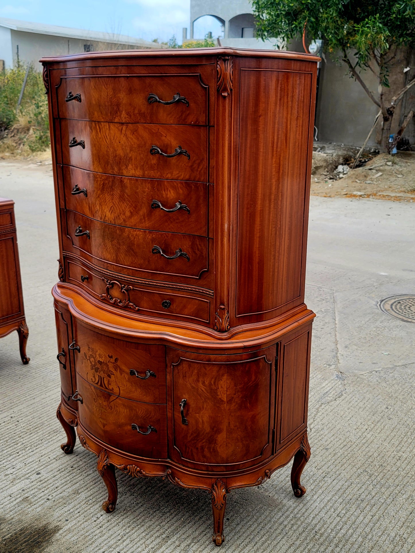 Antique Carved Dresser with Flamed Wood Veneer🍃🏺