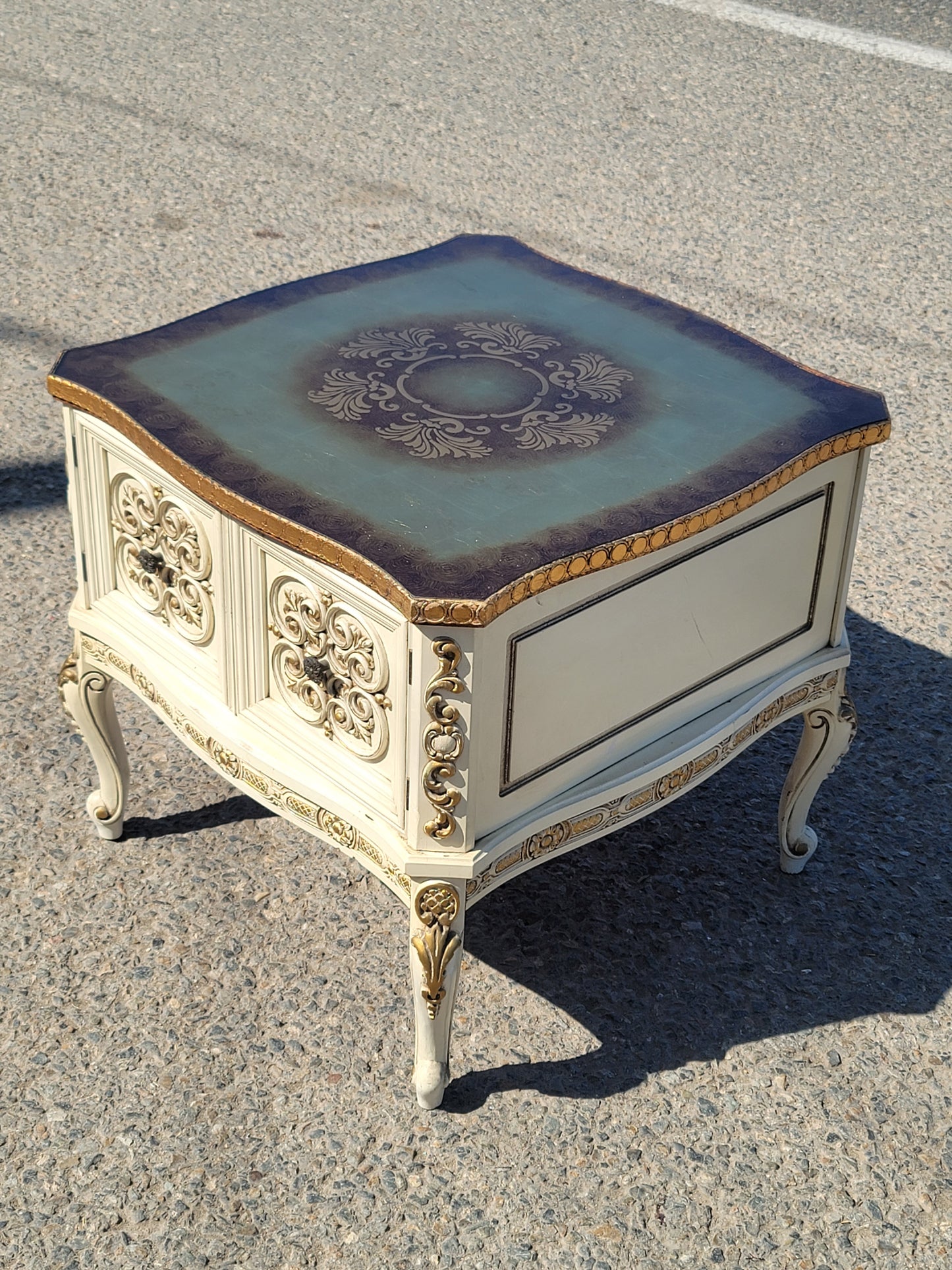 Italian Table with Carved Details and Gold Leaf Decoration 🏛️🌟🏛️