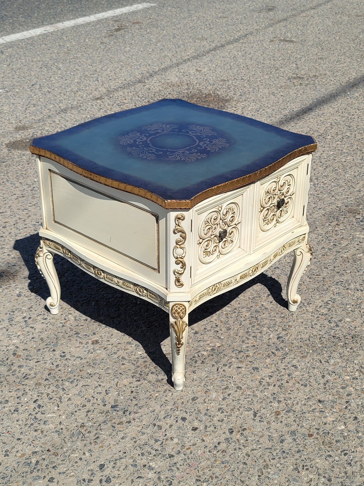 Italian Table with Carved Details and Gold Leaf Decoration 🏛️🌟🏛️