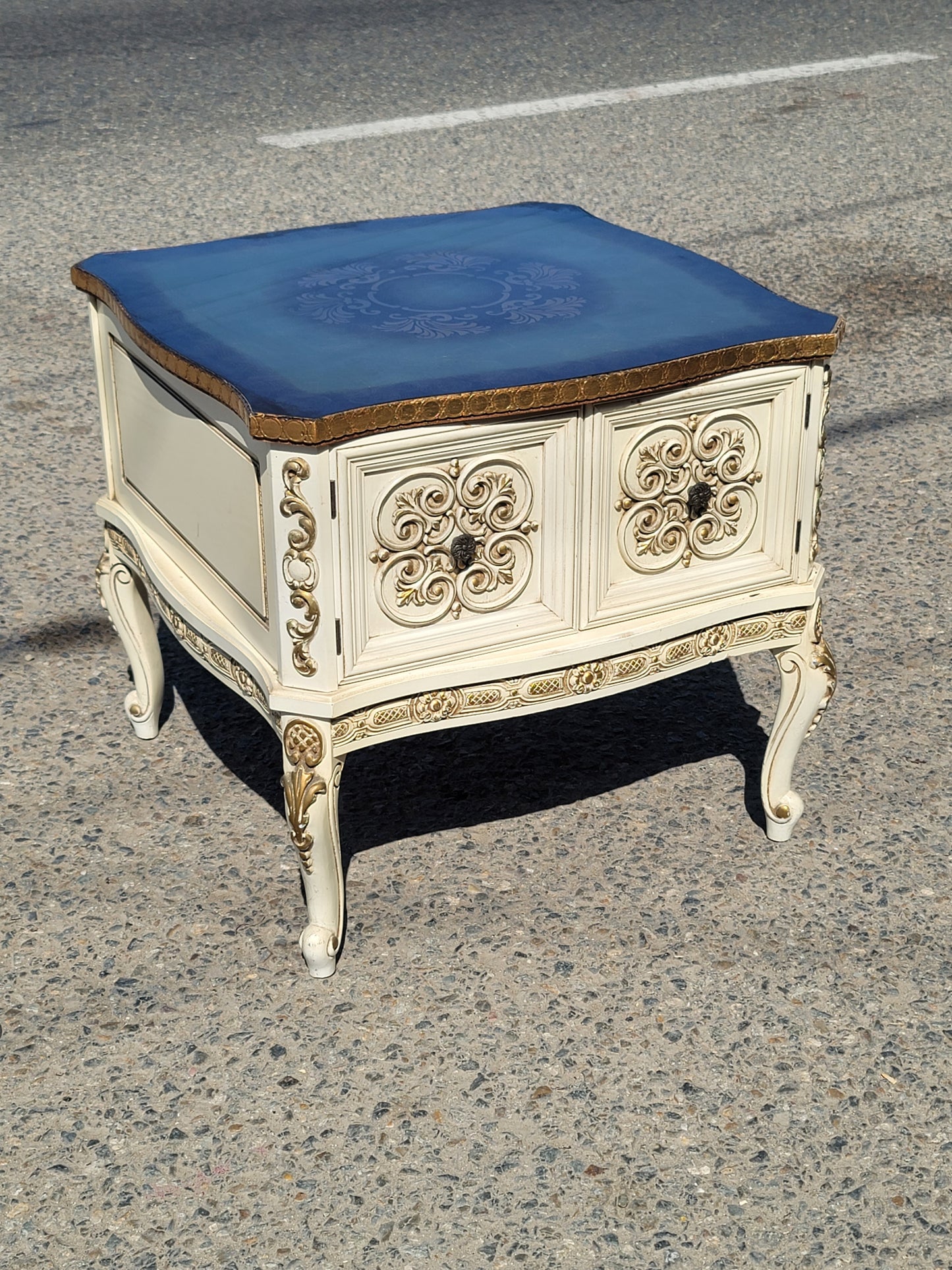 Italian Table with Carved Details and Gold Leaf Decoration 🏛️🌟🏛️