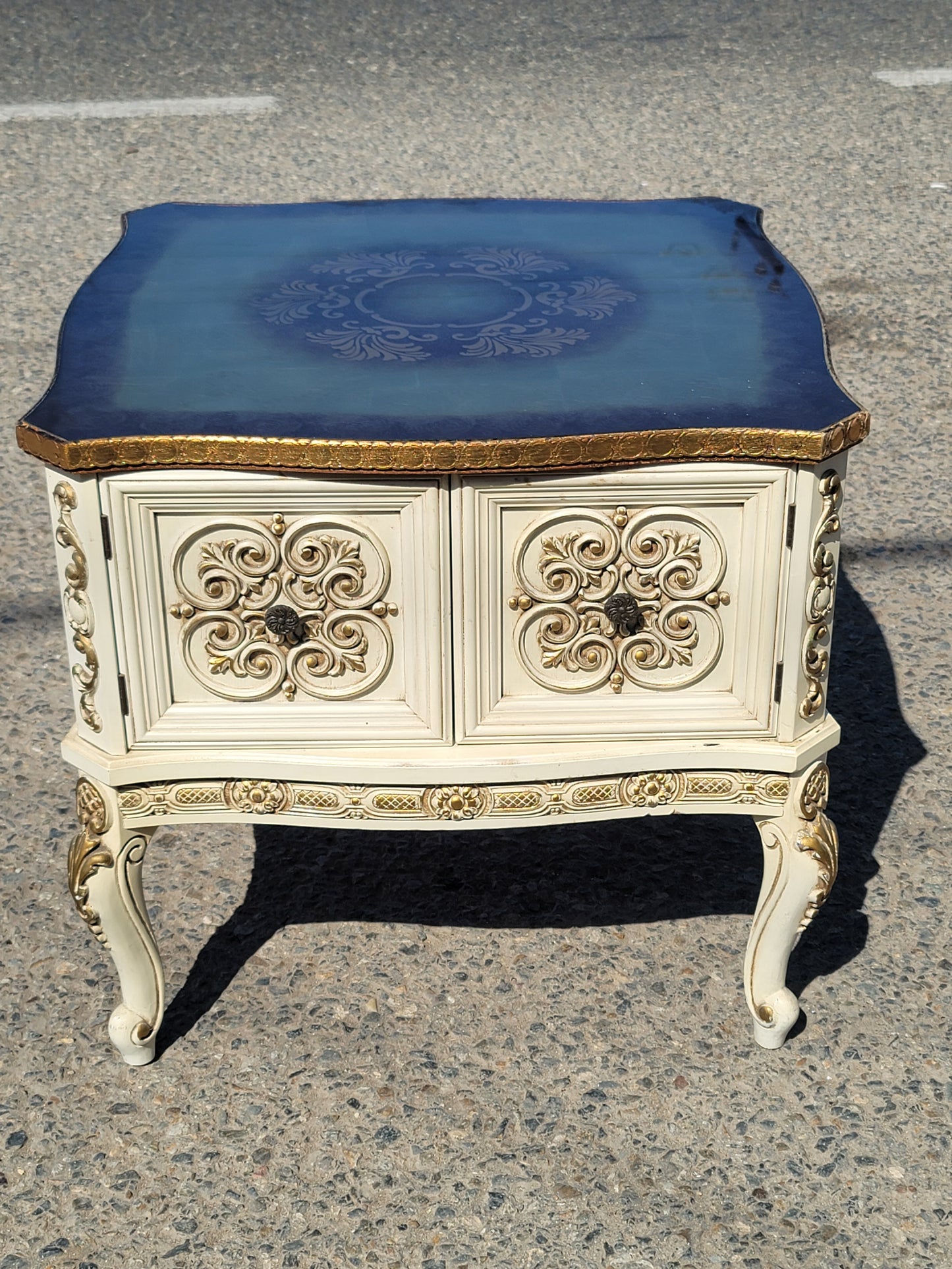 Italian Table with Carved Details and Gold Leaf Decoration 🏛️🌟🏛️