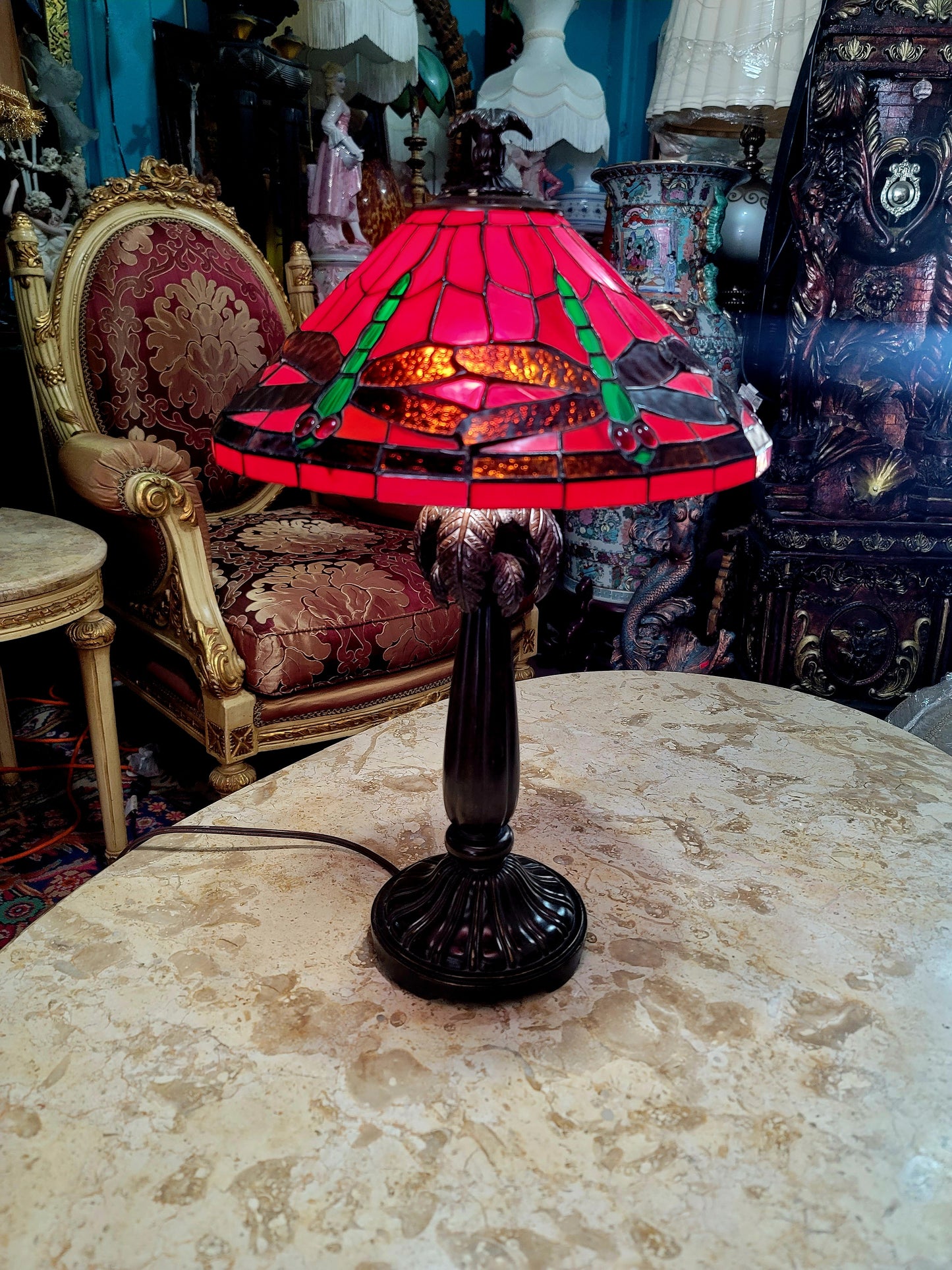 🌟✨Lampara Tiffany con Vitrales Rojos y Decoración de Libélulas🏡💡