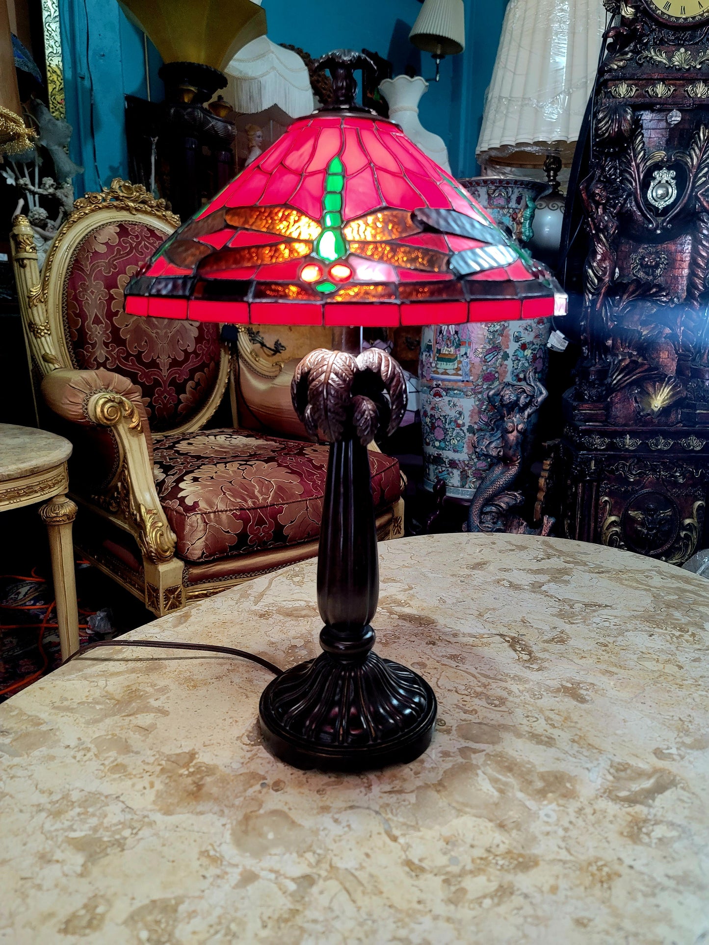 🌟✨Lampara Tiffany con Vitrales Rojos y Decoración de Libélulas🏡💡