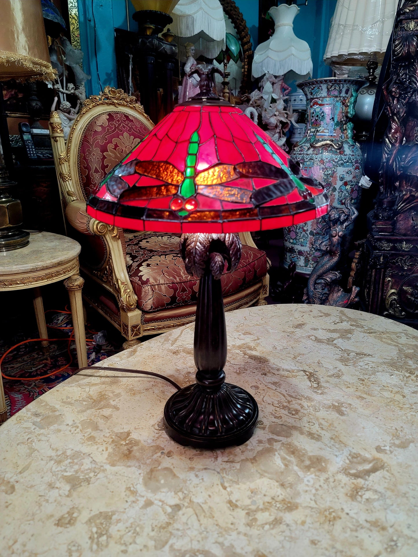 🌟✨Lampara Tiffany con Vitrales Rojos y Decoración de Libélulas🏡💡