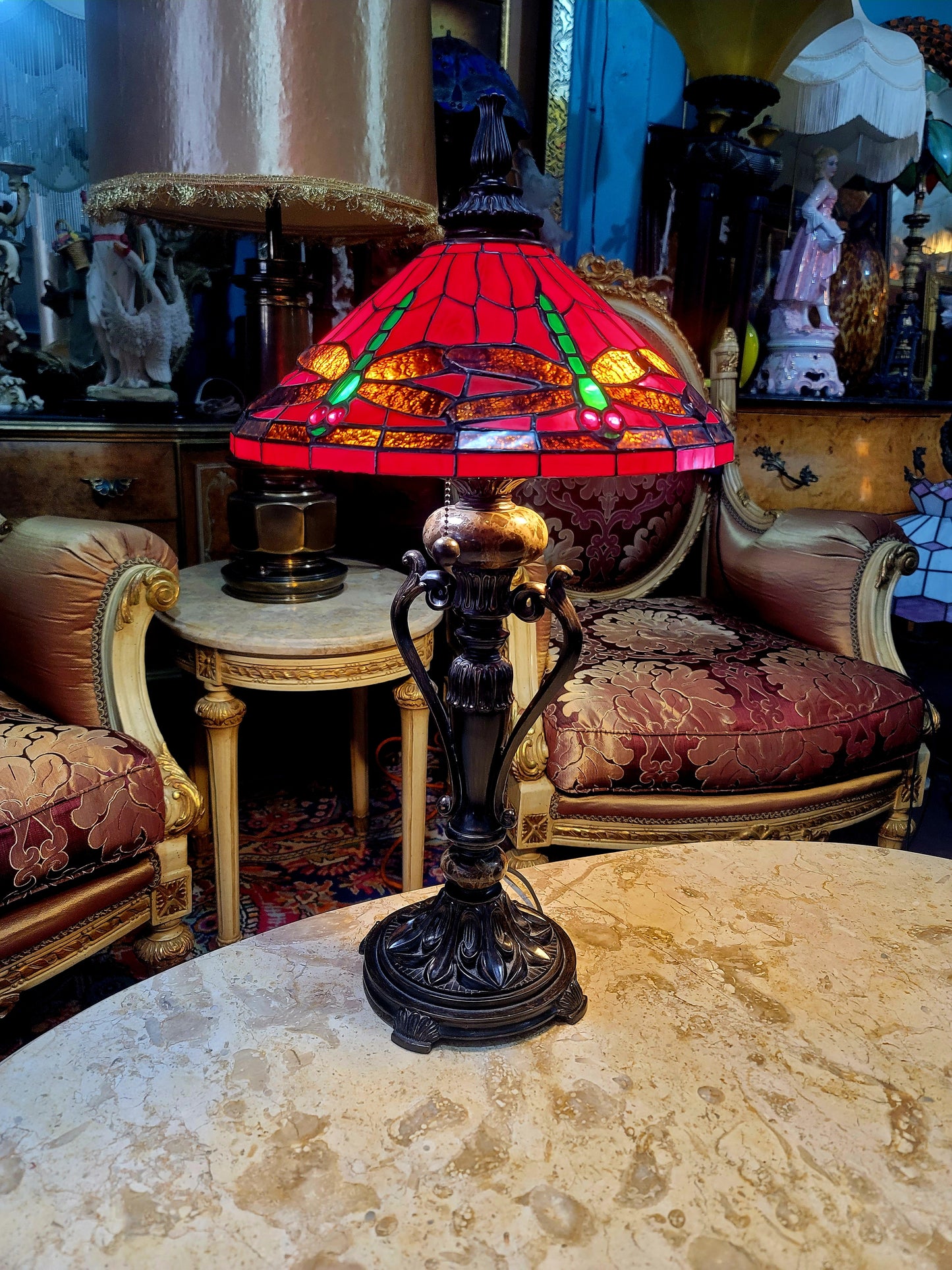 🌟✨Lampara Tiffany con Vitrales Rojos y Decoración de Libélulas🏡💡