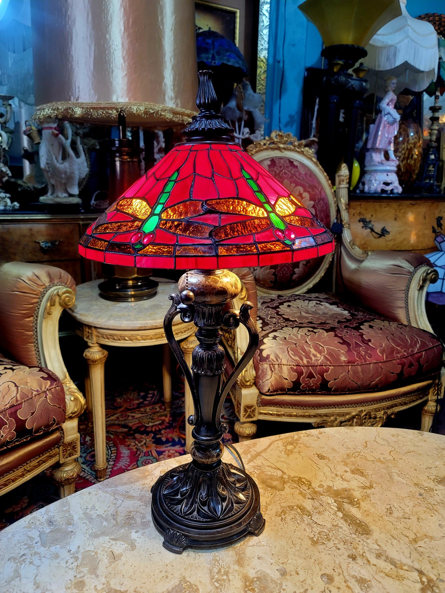 🌟✨Lampara Tiffany con Vitrales Rojos y Decoración de Libélulas🏡💡