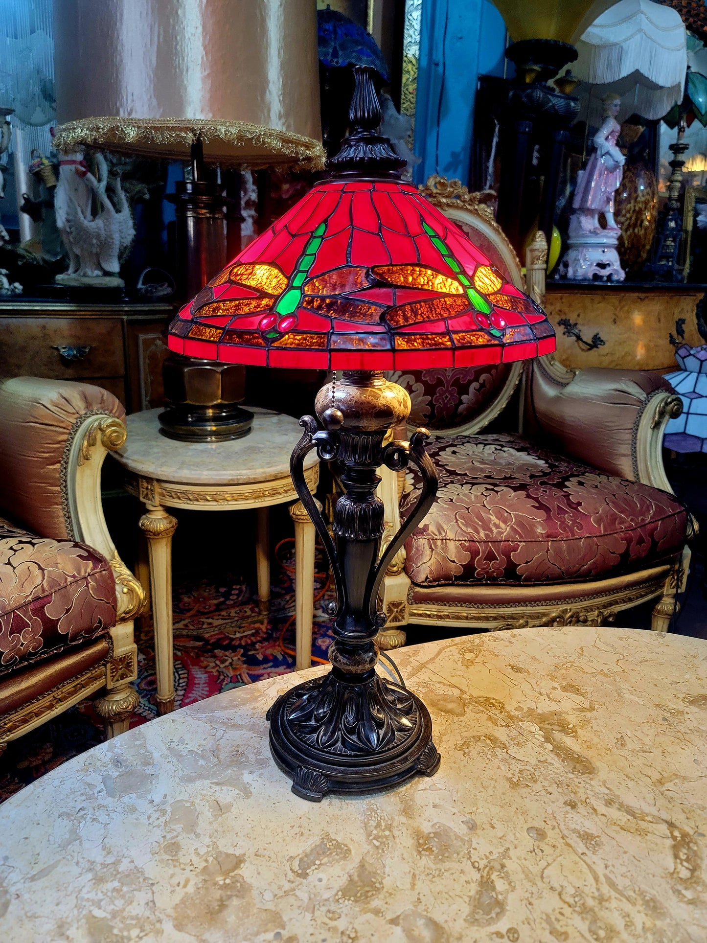 🌟✨Lampara Tiffany con Vitrales Rojos y Decoración de Libélulas🏡💡