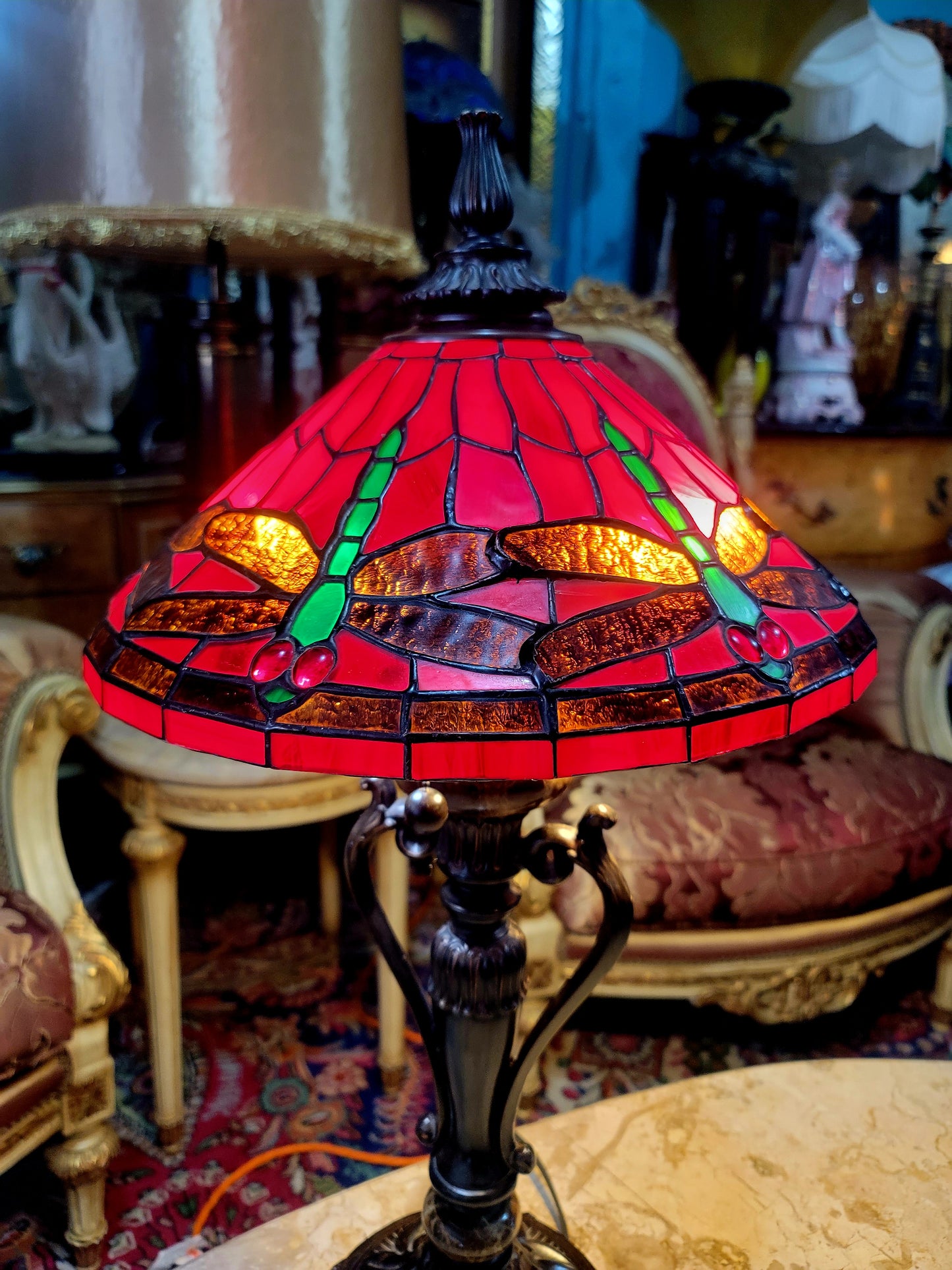 🌟✨Lampara Tiffany con Vitrales Rojos y Decoración de Libélulas🏡💡