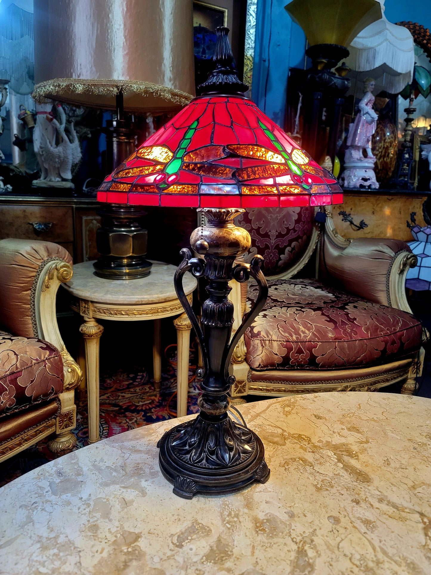 🌟✨Lampara Tiffany con Vitrales Rojos y Decoración de Libélulas🏡💡