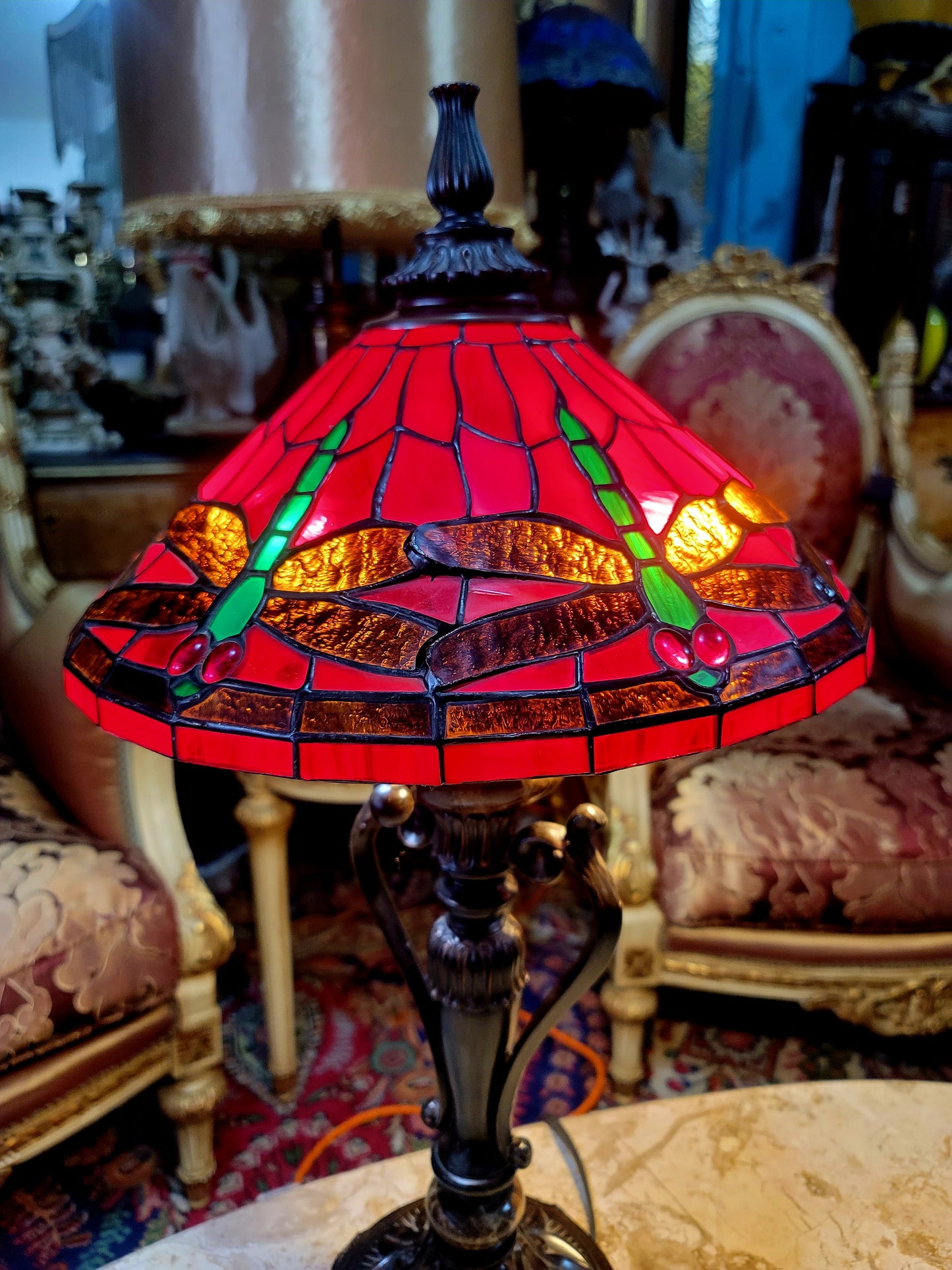 🌟✨Lampara Tiffany con Vitrales Rojos y Decoración de Libélulas🏡💡