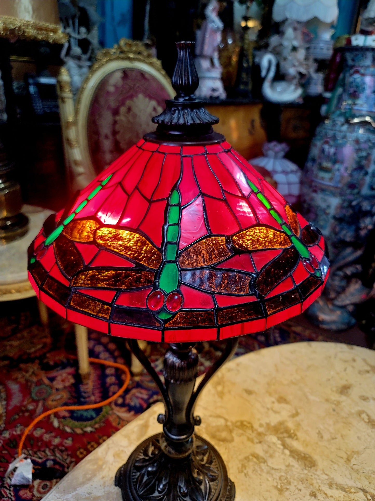 🌟✨Lampara Tiffany con Vitrales Rojos y Decoración de Libélulas🏡💡