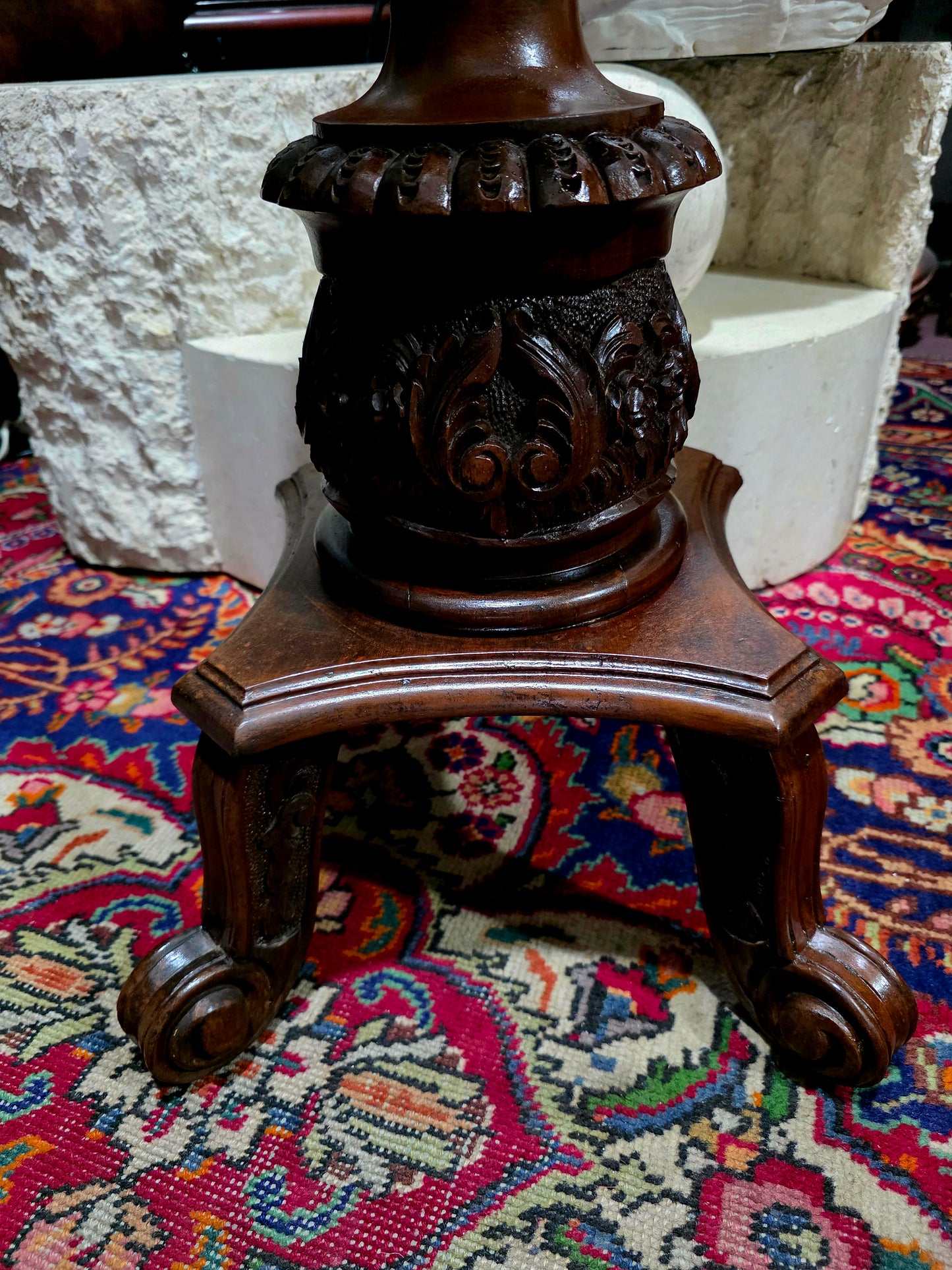 🪵✨ Pedestal Antiguo de Madera Noble – Arte Tallado a Mano ✨🪵