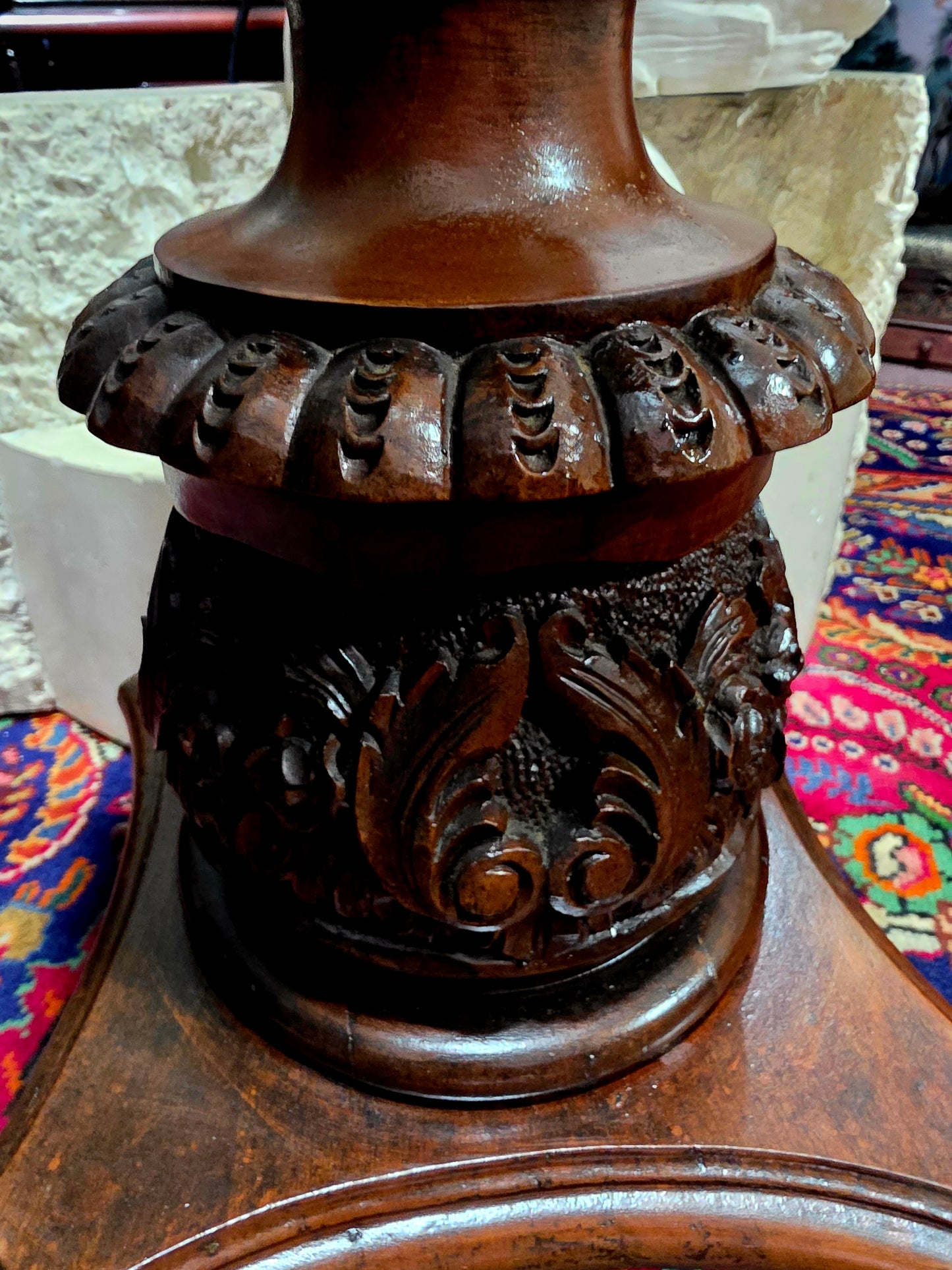🪵✨ Pedestal Antiguo de Madera Noble – Arte Tallado a Mano ✨🪵