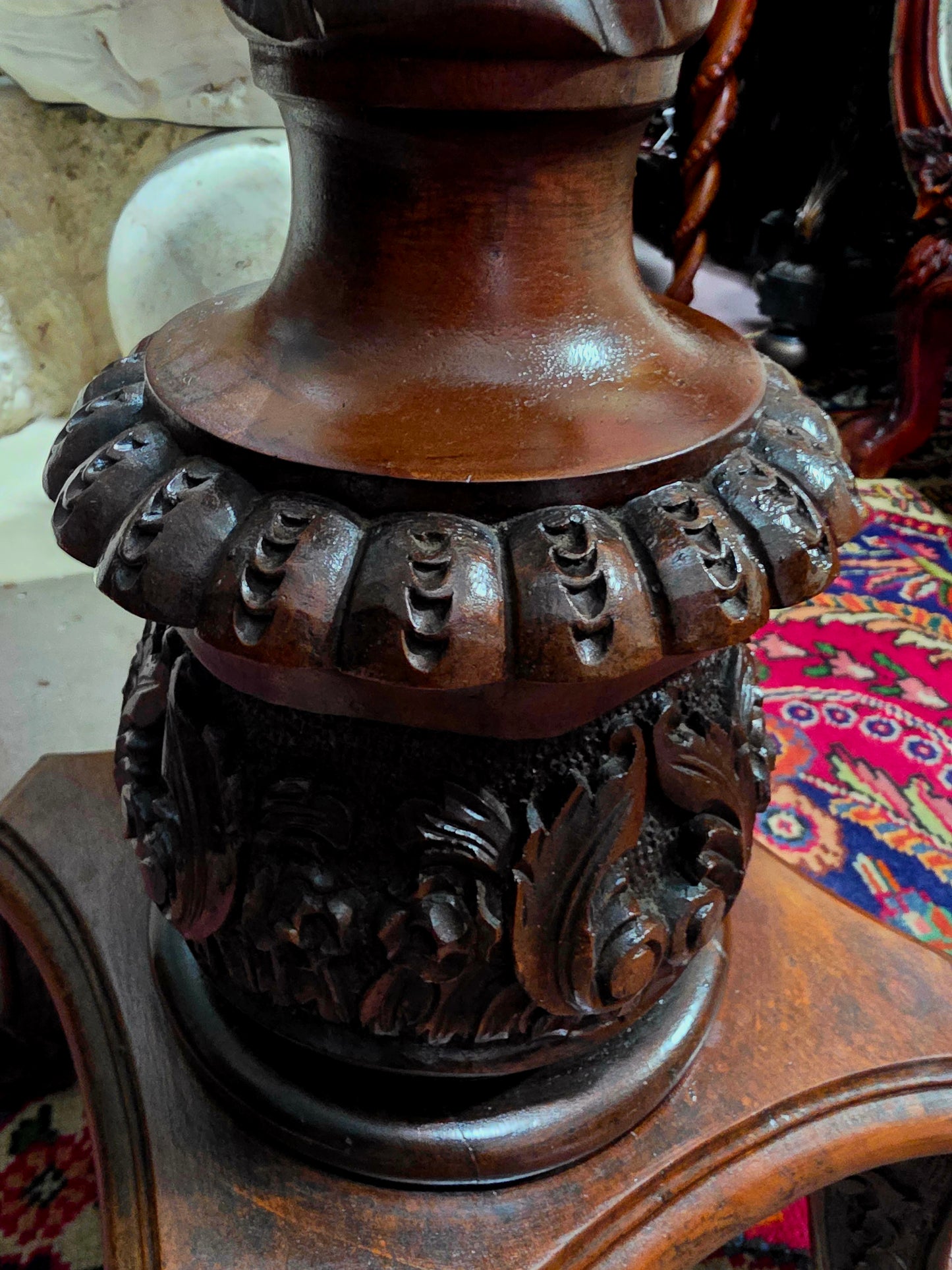 🪵✨ Pedestal Antiguo de Madera Noble – Arte Tallado a Mano ✨🪵
