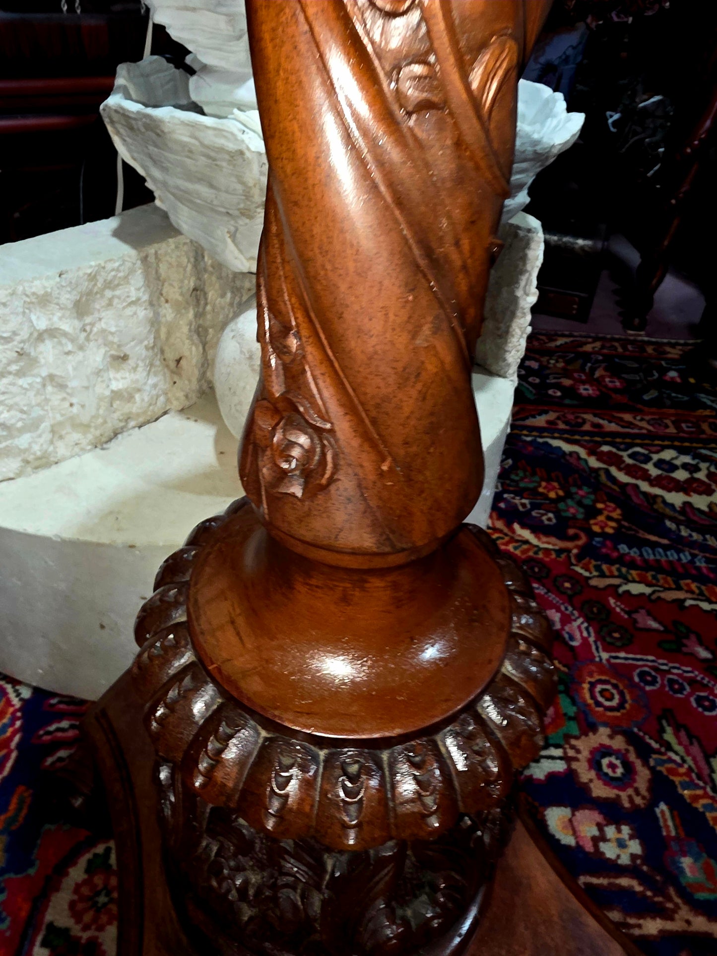🪵✨ Pedestal Antiguo de Madera Noble – Arte Tallado a Mano ✨🪵